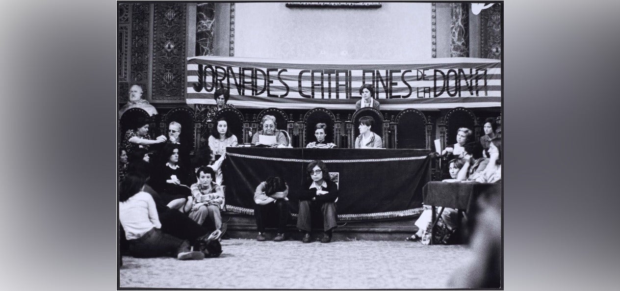 Jornadas Catalanas de la Mujer. Inauguración de las jornadas por Maria Aurèlia Capmany, leyendo el manifiesto / Foto de Pilar Aymerich (Cedida exclusivamente para el manifiesto 'Por un nacionalismo feminista')