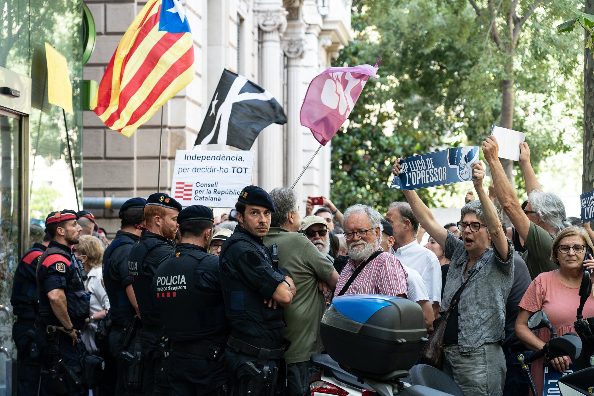La manifestació contra la conferència de Manuel Marchena al Col·legi d'Advocats/Mireia Comas