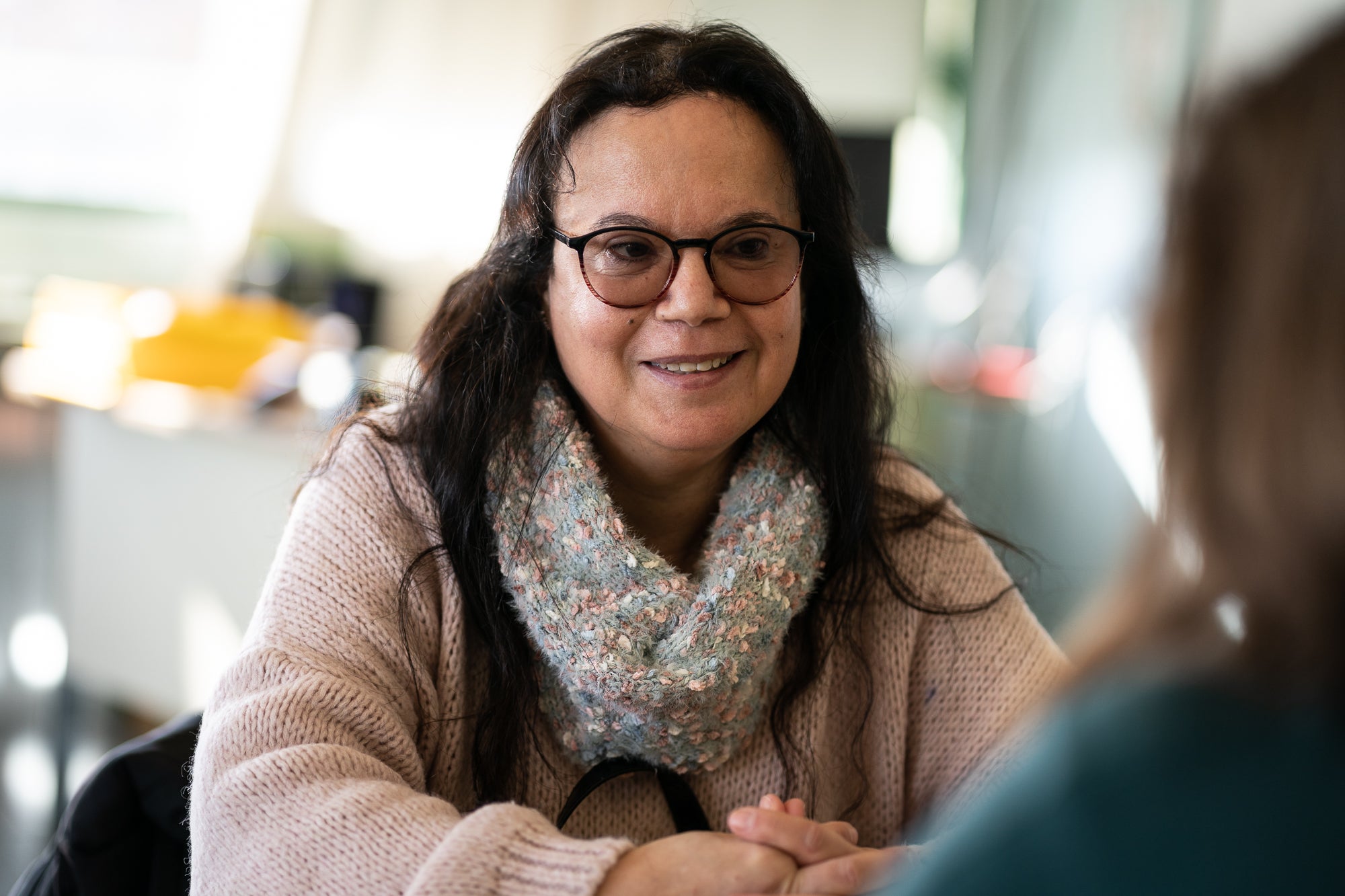 Asmaa Aouttah voluntaria del proyecto Lengua y entorno, en el marco del proyecto Vínculos de Òmnium Cultural. Coorganizado por Òmnium Maresme, Consorcio de Normalización Lingüística, Movimiento Educativo del Maresme MEM y el Ayuntamiento de Mataró. 1/3/2023 / Mireia Comas