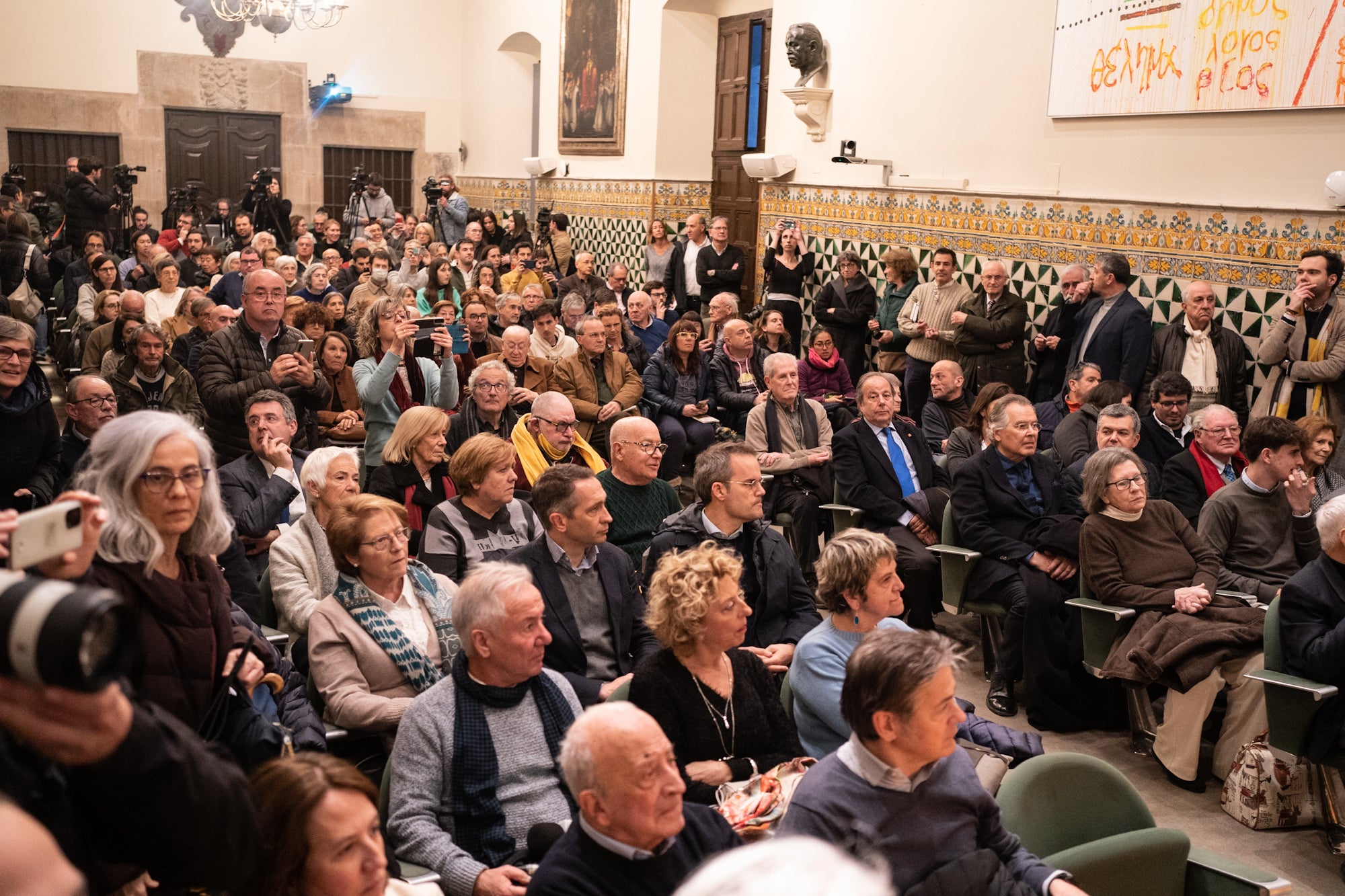 La sala Prat de la Riba de l'IEC, plena de gom a gom per a la presentació del llibre 'L’última conversa (Trobada a Queralbs), de Jordi Pujol i Ko Tazawa / Mireia Comas
