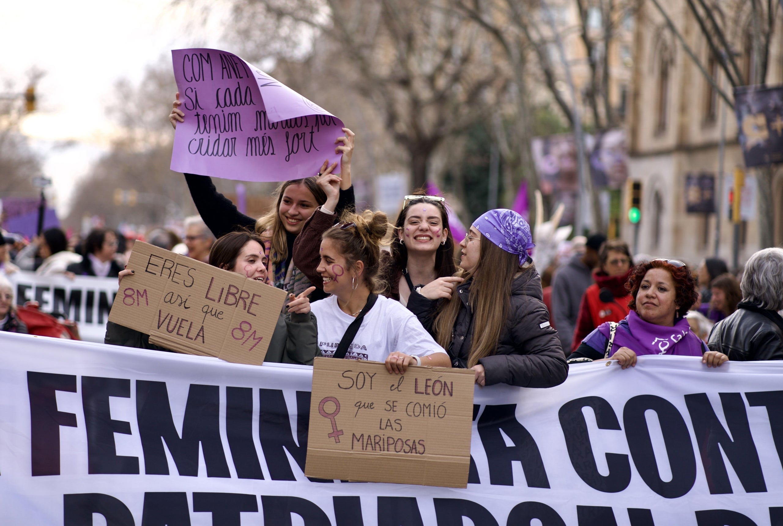 Unes noies amb pancartes en la manifestació del 8M del 2023 | Mireia Comas