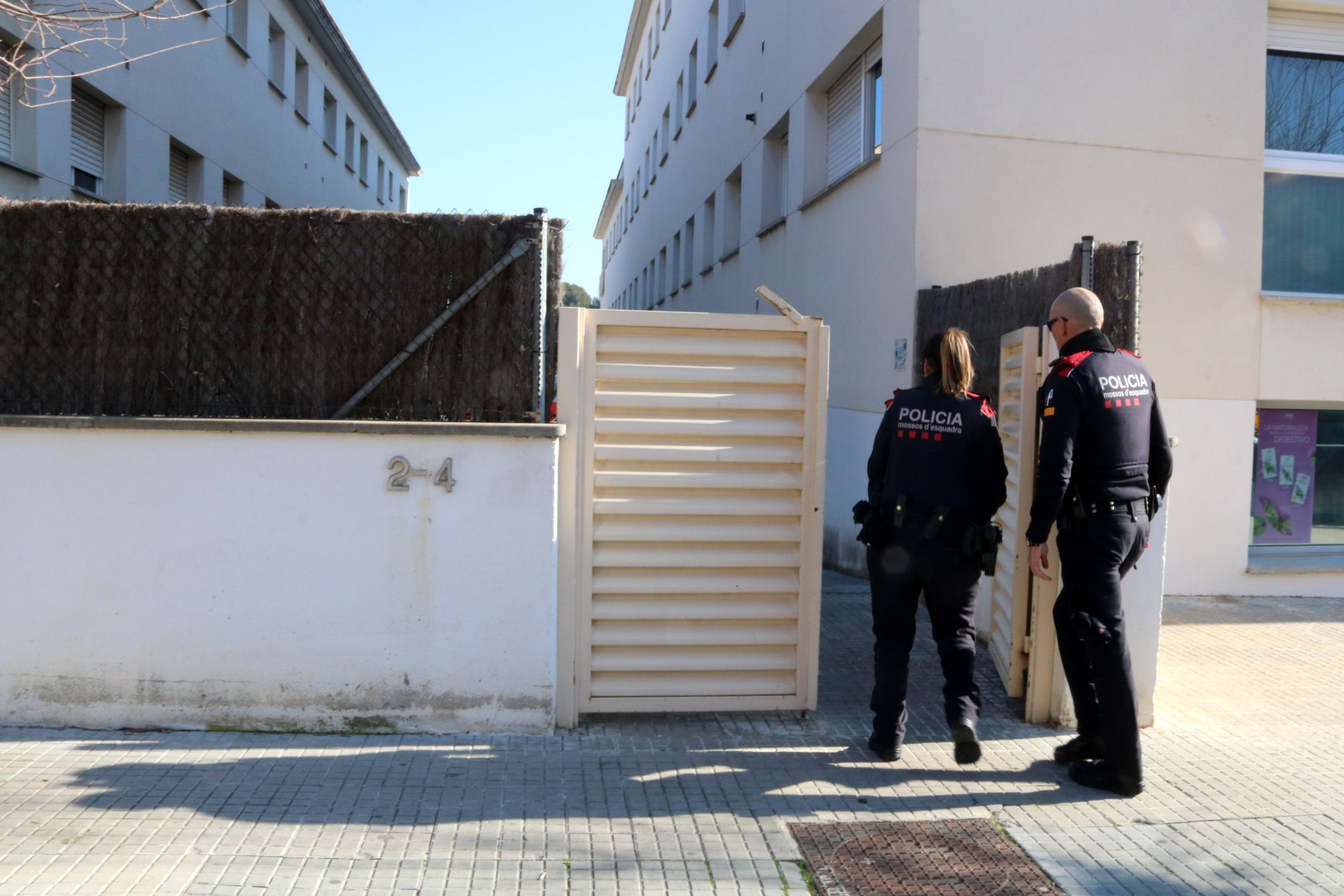 Agentes de los Mossos d'Esquadra entrando en el edificio donde un hombre de 41 años ha aparecido muerto este jueves en Sant Sadurní d'Anoia | ACN