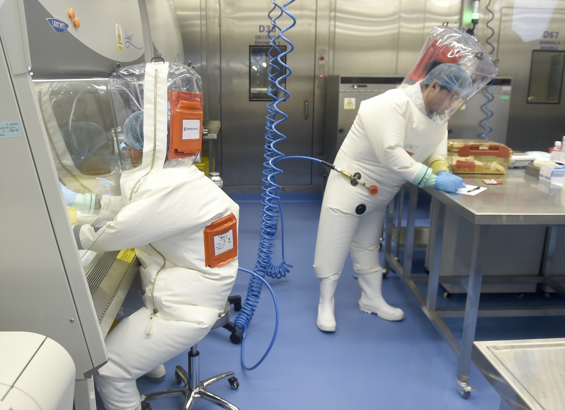 Treballadors a l'Institut de Virologia de Wuhan, a la Xina | Europa Press