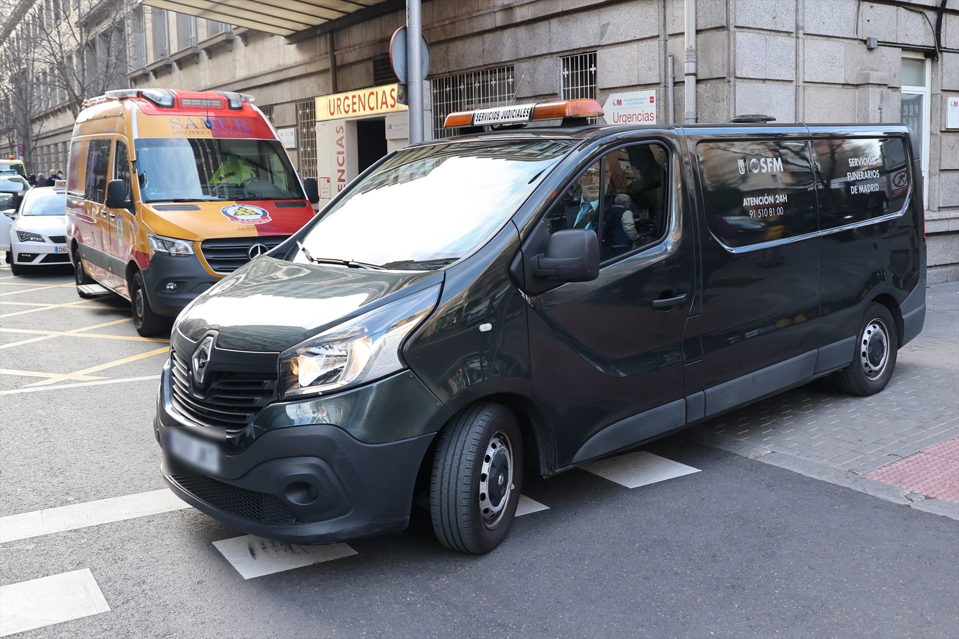 Una furgoneta que lleva el cuerpo sin vida de Laura Valenzuela sale del Hospital La Princesa el 17 de marzo del 2023 a Madrid | Europa Press