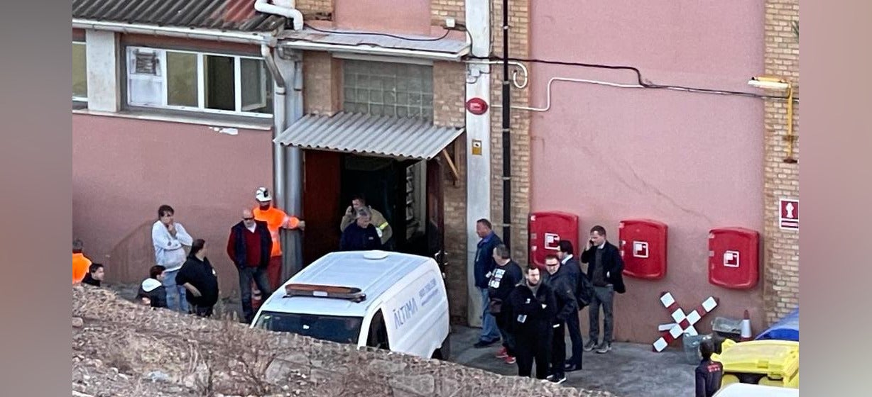La furgoneta de la funerària entrant a l'entrada de la mina de Súria on hi ha hagut un accident mortal per treure els cossos de les víctimes / Q.S.
