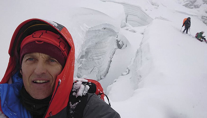 Jesús Calleja sufre una caída a la nieve - Twitter