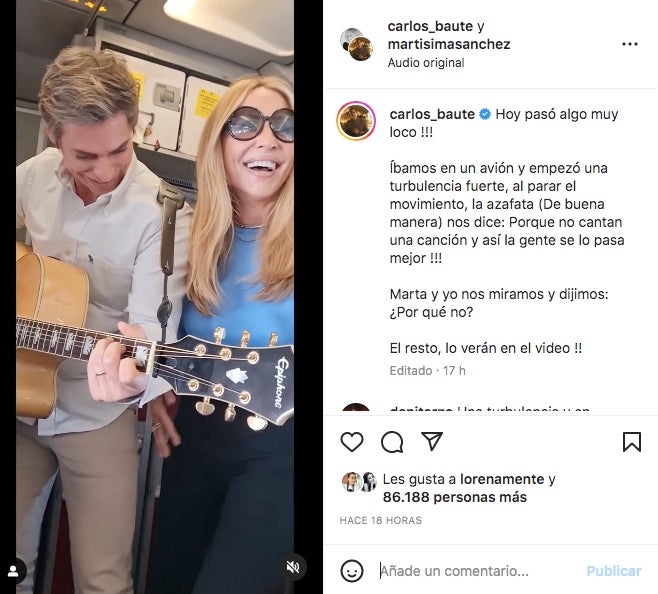 La parella de cantants han sorprès els companys de vol - Instagram