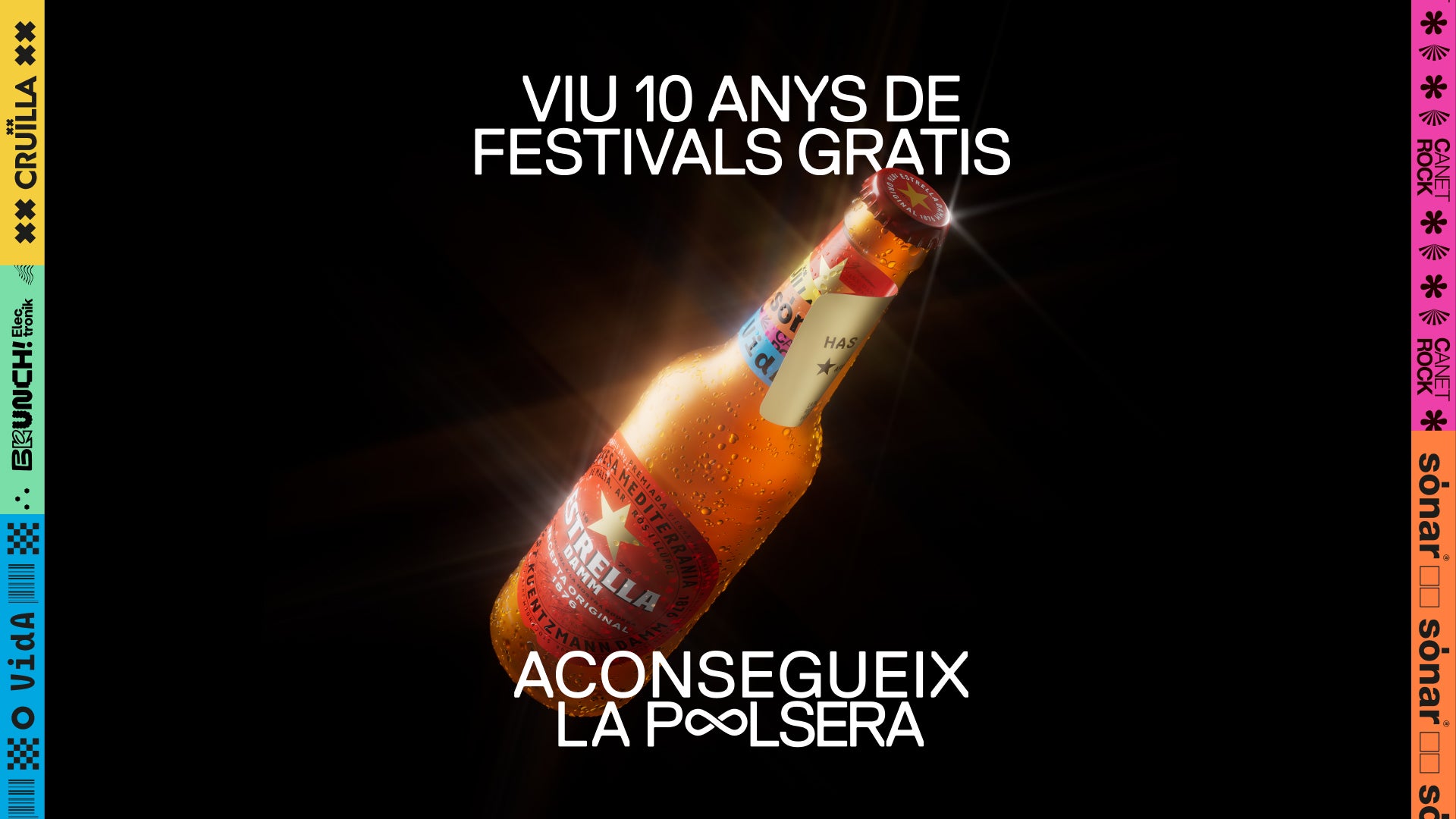 Imatge de la campanya sobre la Poolsera 2023 d'Estrella Damm. L'etiqueta que envolta el coll de l'ampolla, que en la imatge es veu mig aixecada, té el revers daurat.