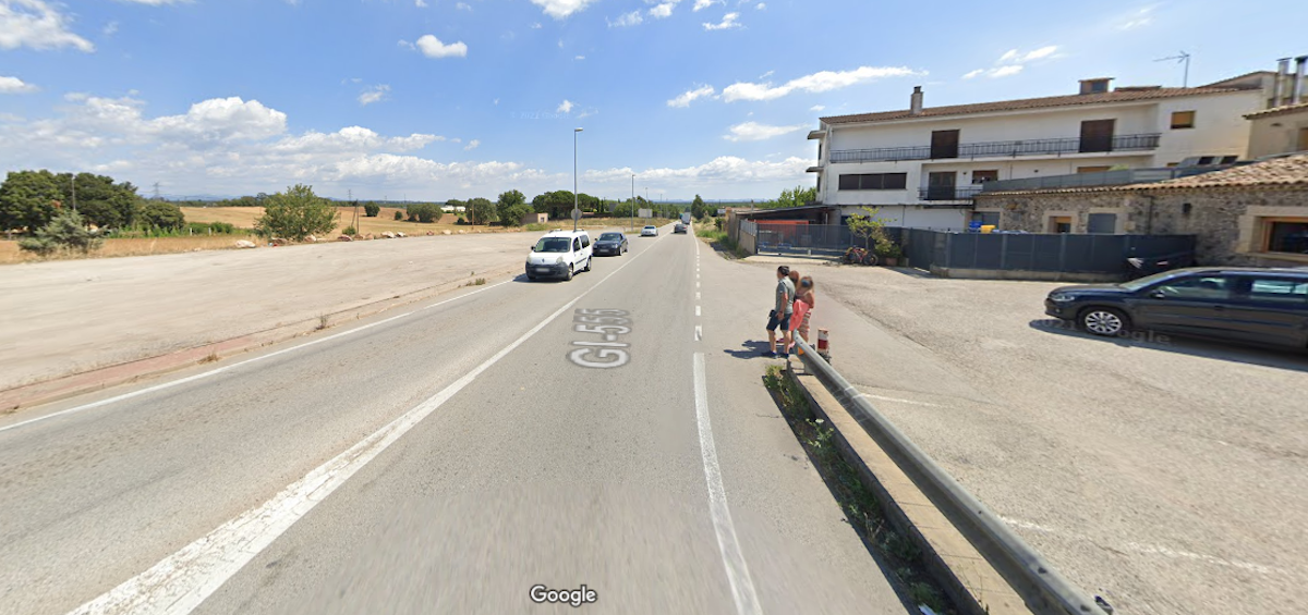 Un cotxe atropella un menor d'11 anys a la GI-555, entre la discoteca Millenium i l'hostal de les Mallorquines de Sils | Google Street View