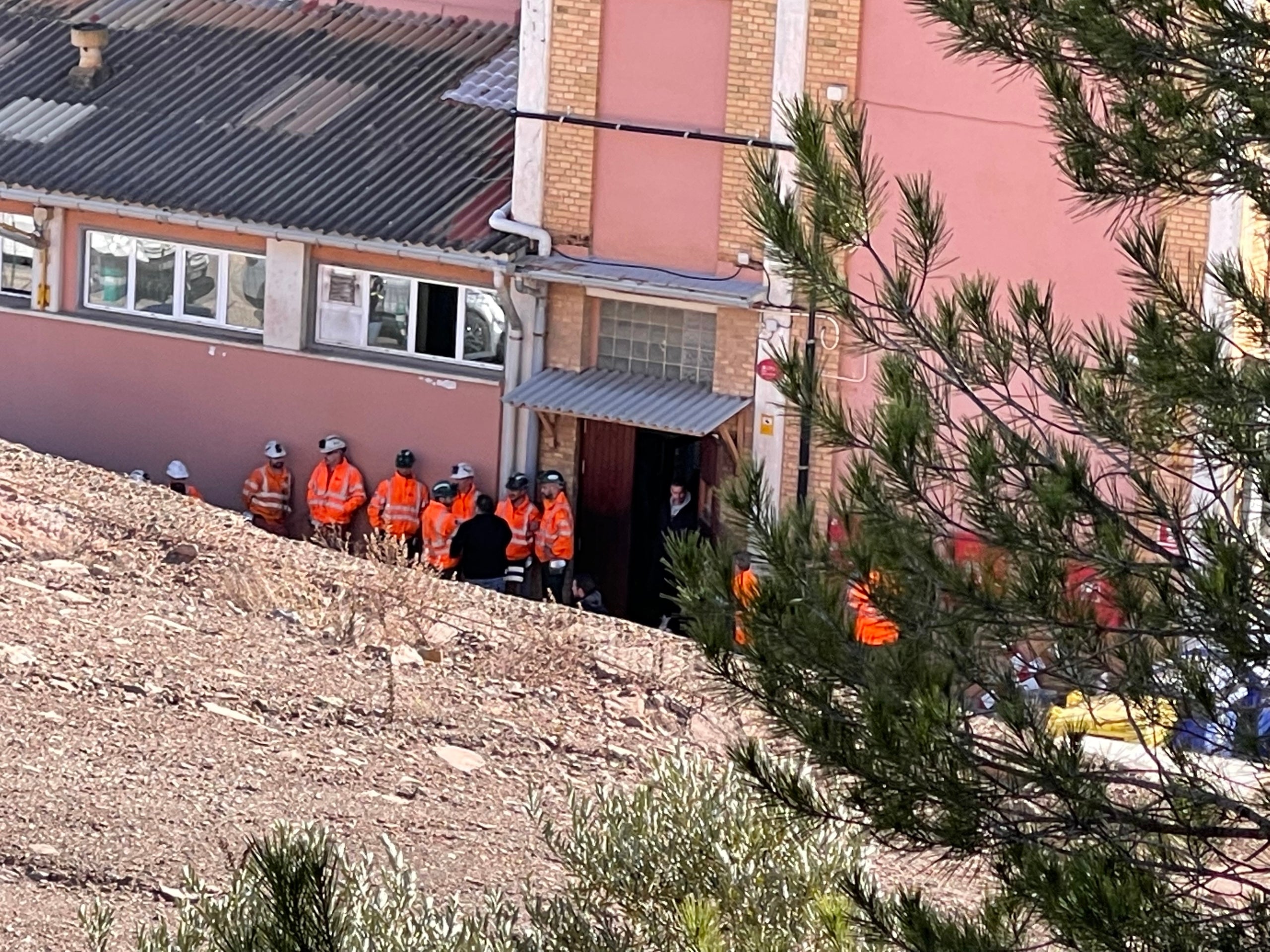 Brigades de miners esperen a la porta del pou les instruccions del rescat a Súria/Quico Sallés