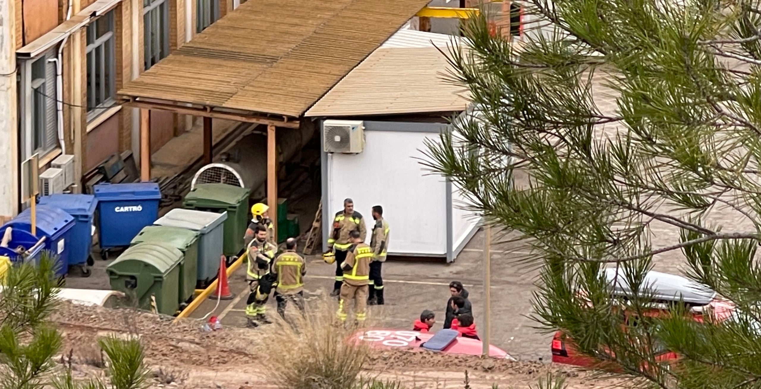 Els Bombers i Mossos a l'entrada de la boca de la mina/Quico Sallés