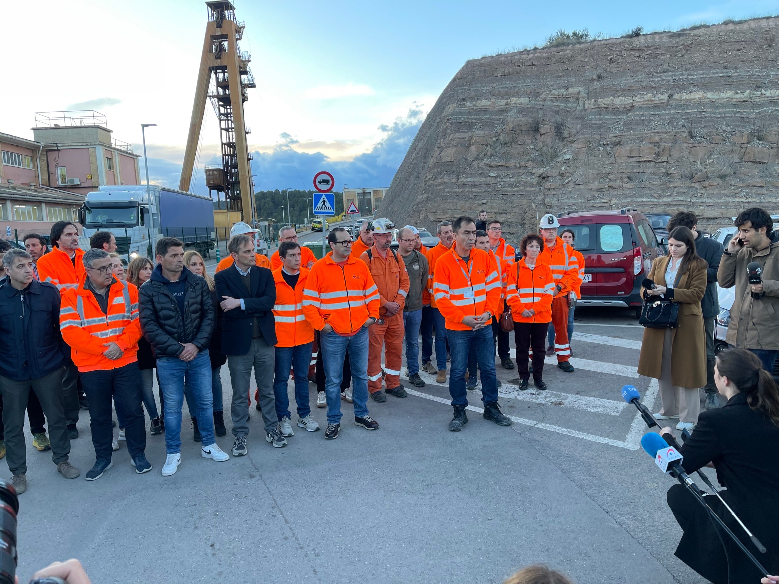 L'equip tècnic i directiu donen explicacions sobre l'accident a les portes de la mina/Quico Sallés
