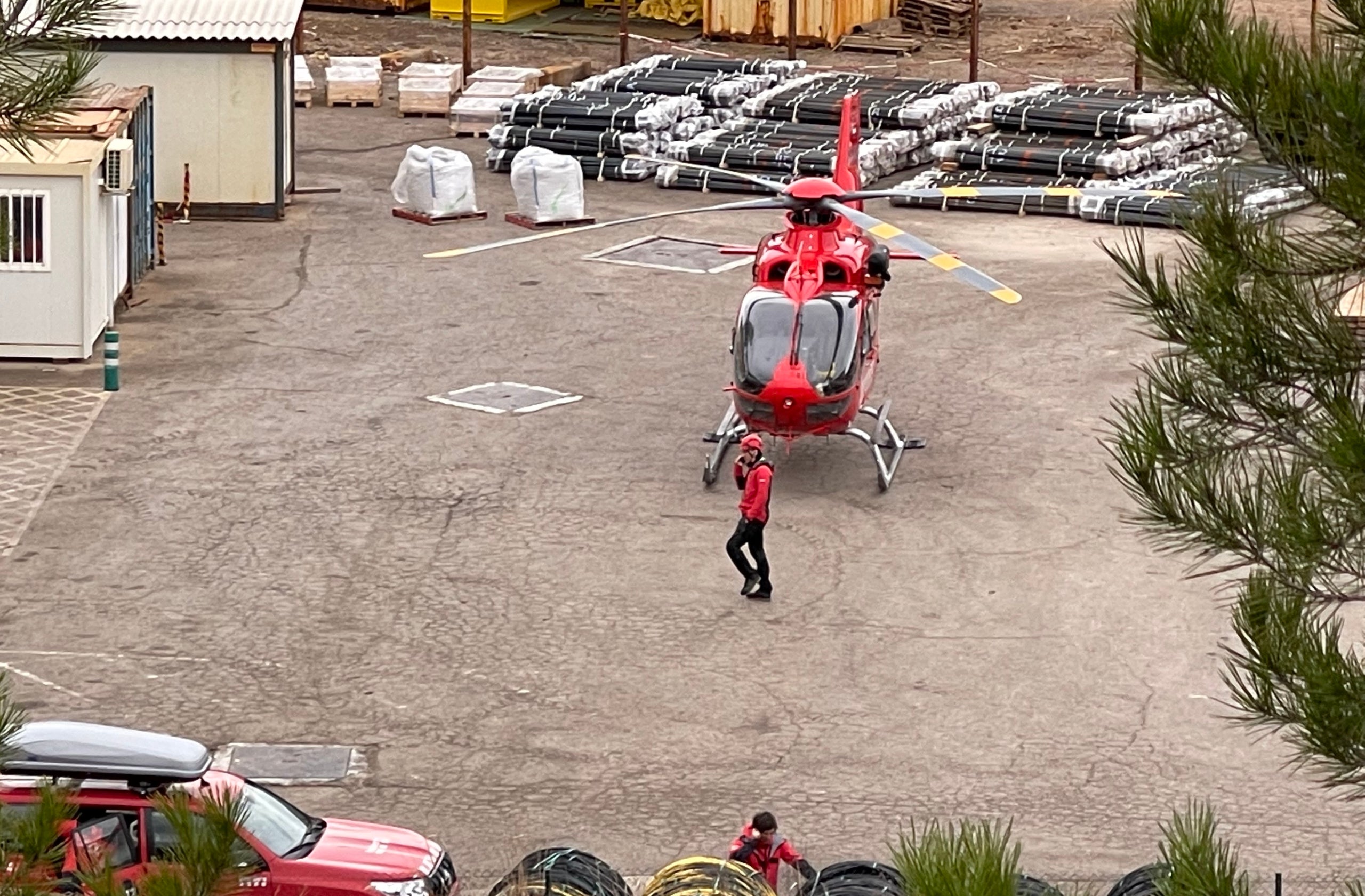 L'helicòpter del GRAE dels Bombers al pati de l'entrada de la boca de la mina/Quico Sallés