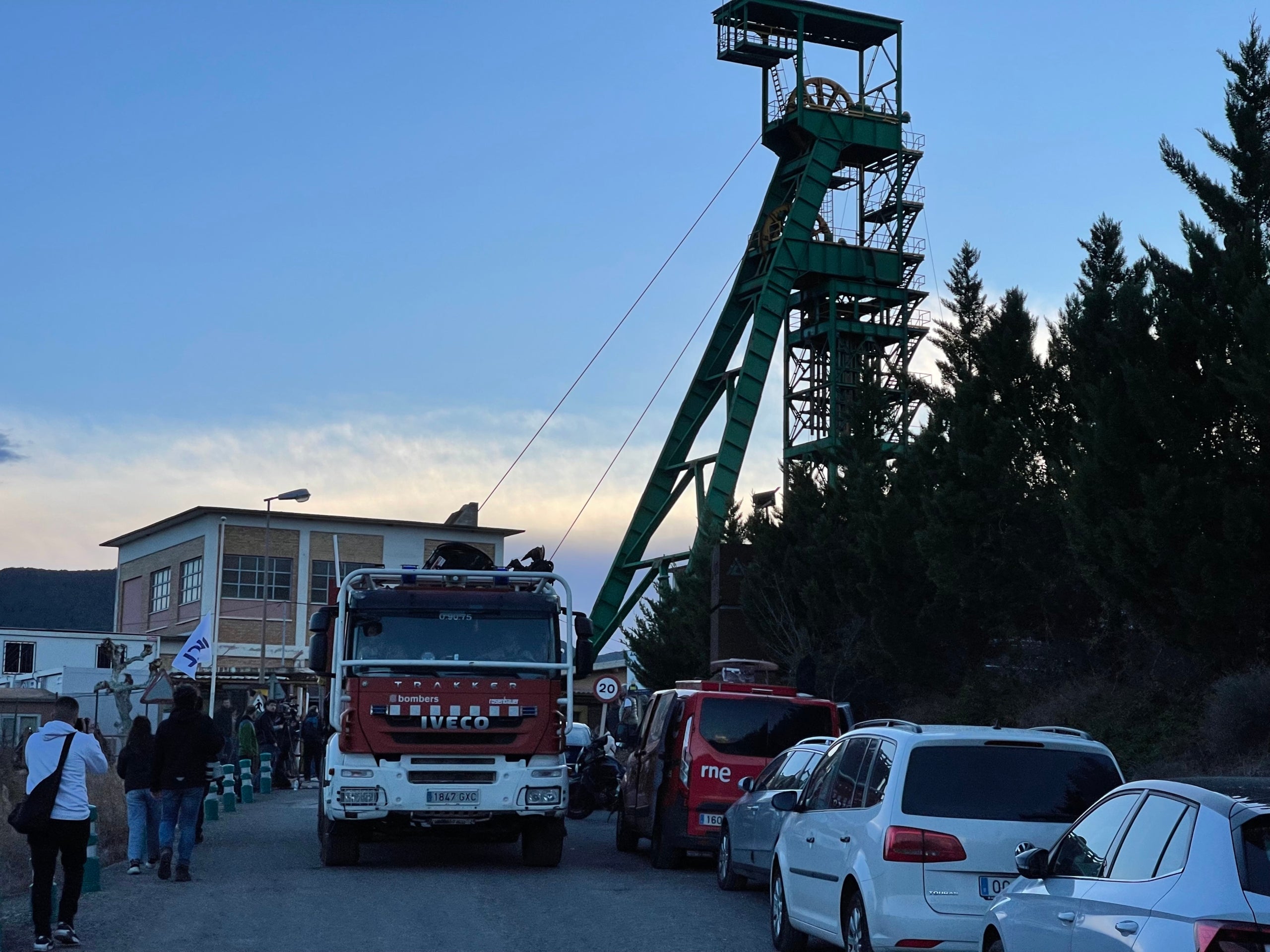 Un camió de Bombers abandona aquest vespre la mina de Súria/Quico Sallés