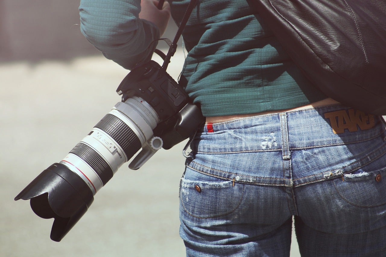 Una fotógrafa con su cámara / Pixabay