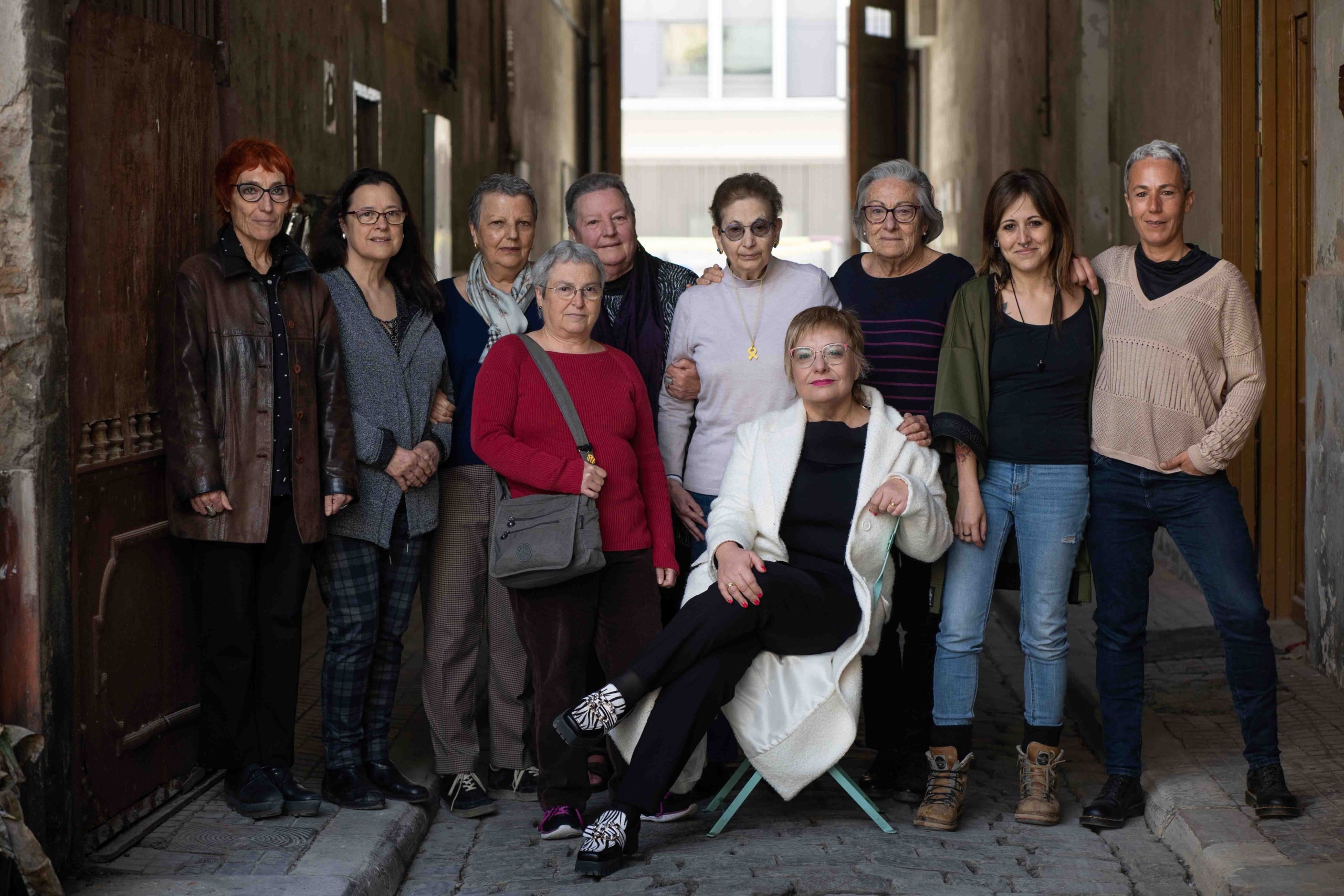 L'escriptora Gemma Pasqual, al centre, amb algunes de les dones que han explicat la seva experiència a la Prefectura de Via Laietana pel llibre 'Torturades'. La primera per la dreta és Mireia Comas, fotògrafa d'El Món | Maria Casas