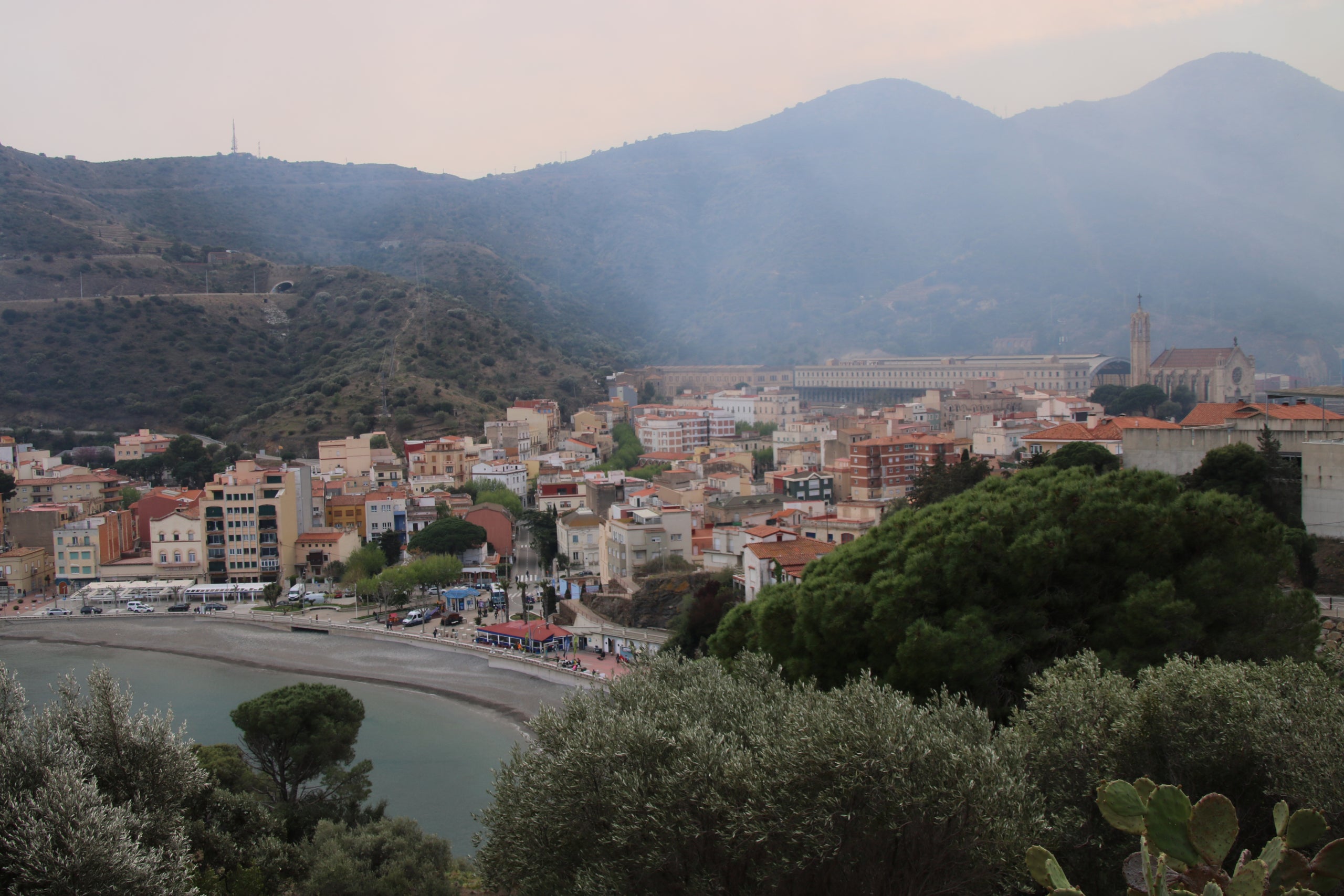 Panoràmica de Portbou amb el fum de l'incendi al fons / ACN