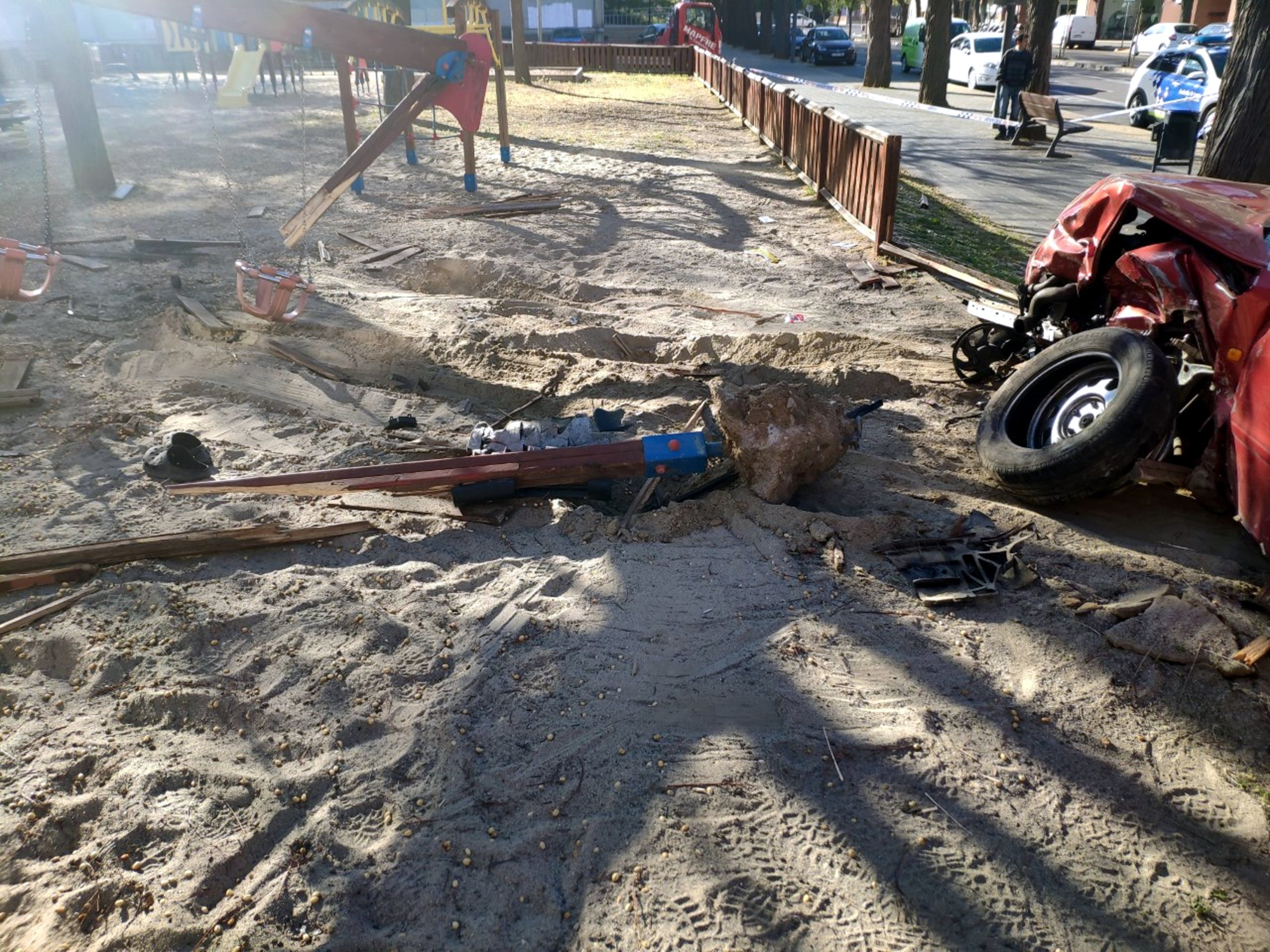 El cotxe s'ha encastat al parc infantil que hi ha al costat del CAP de Pardinyes-Balàfia-Secà | ACN