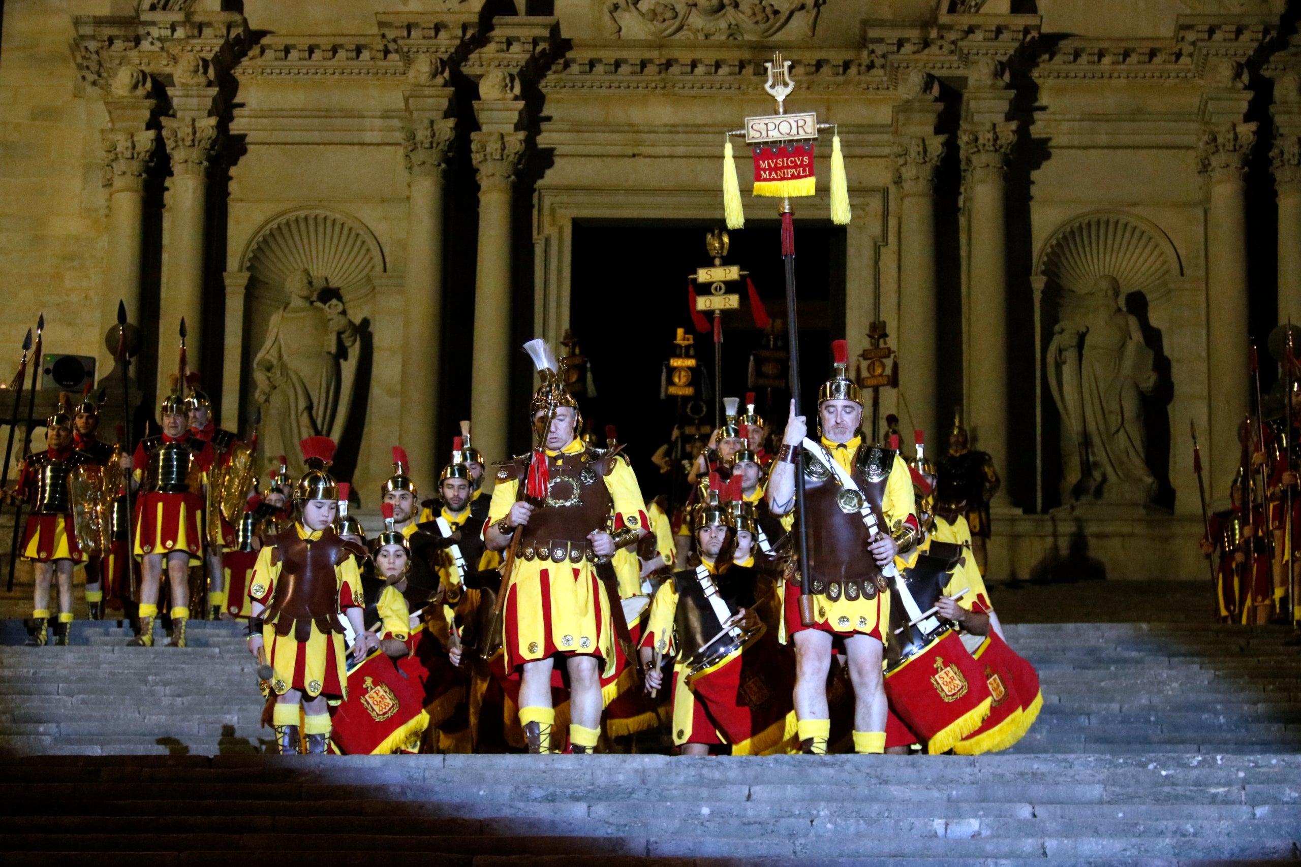 Els Manaies, els soldats de la milícia romana, baixant les escales de la Catedral de Girona | ACN