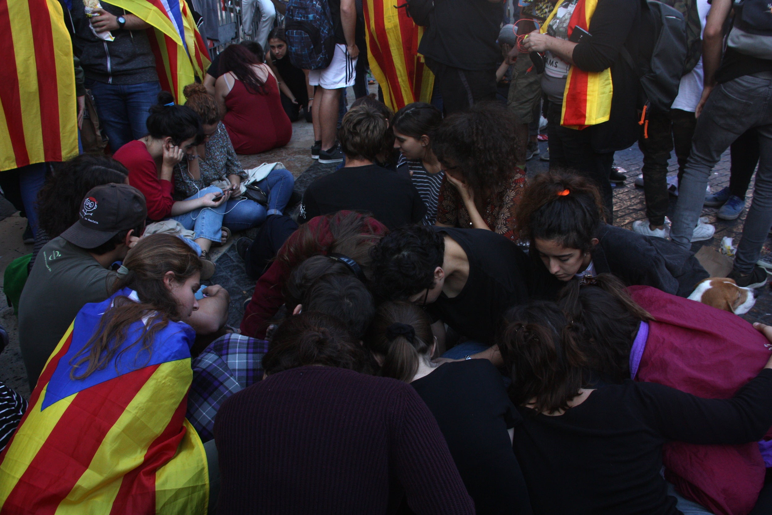 Estudiants paren l'orella al discurs de Puigdemont el 26 d'octubre/Andreu Robert