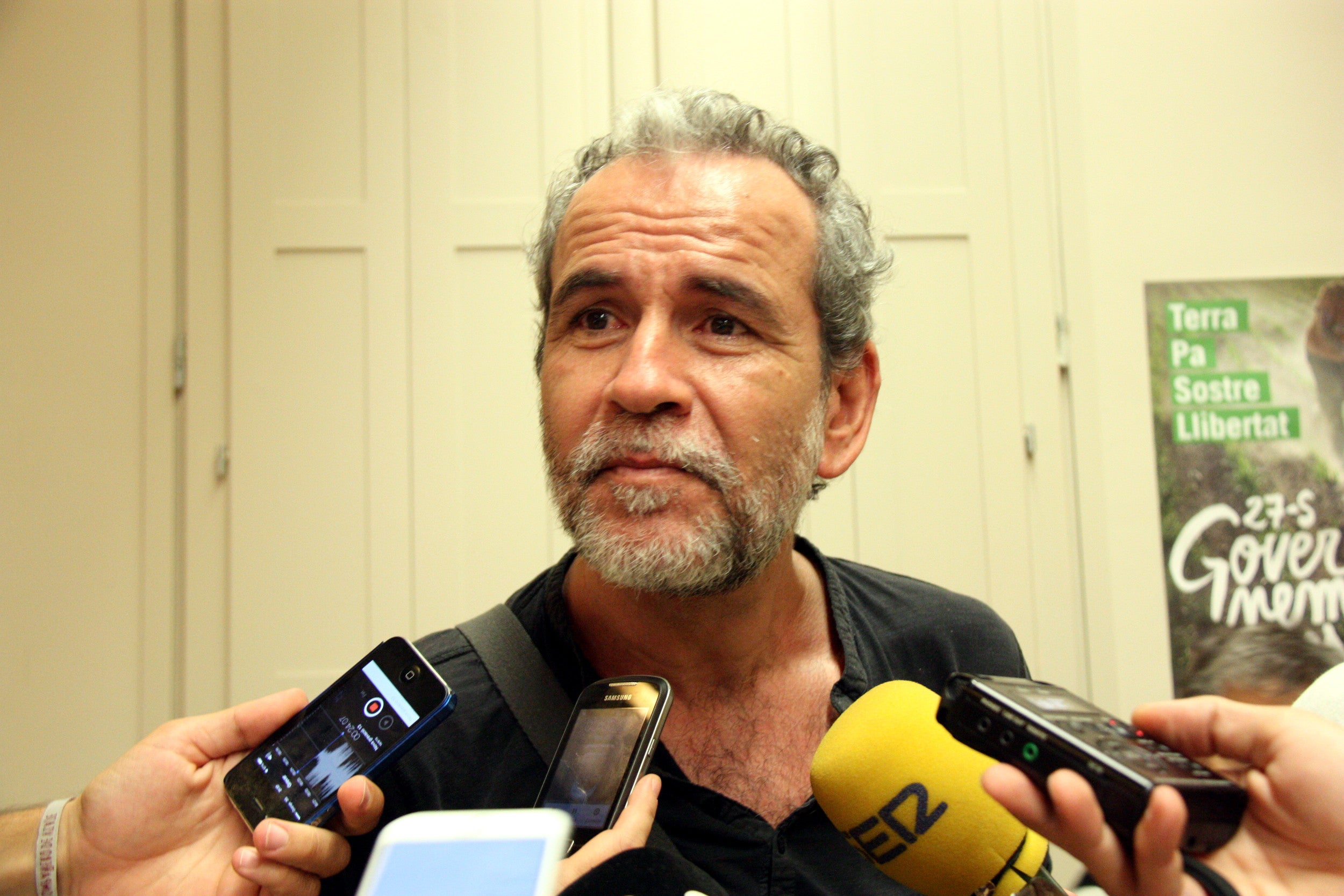 Primer plan de Willy Toledo respondiendo a los medios de comunicación este miércoles 16 de septiembre al atardecer después del acto organizado por la CUP al barrio de Gracia de Barcelona. (Horizontal) Fecha de publicación: martes 04 de septiembre del 2018, 10:08 Autor: Mar Martí