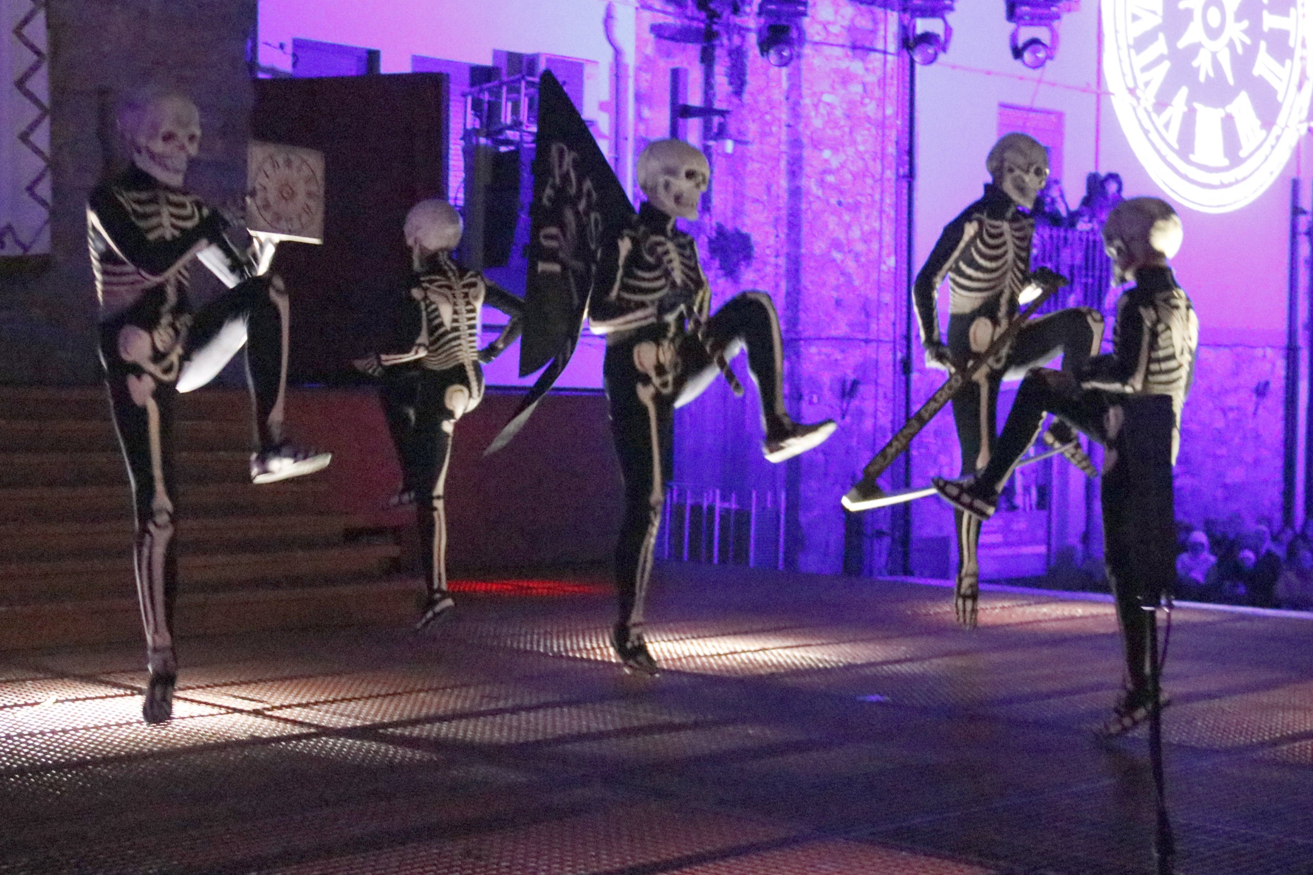 Los esqueletos de la Danza de la Muerte de Verges en medio de una escena | ACN