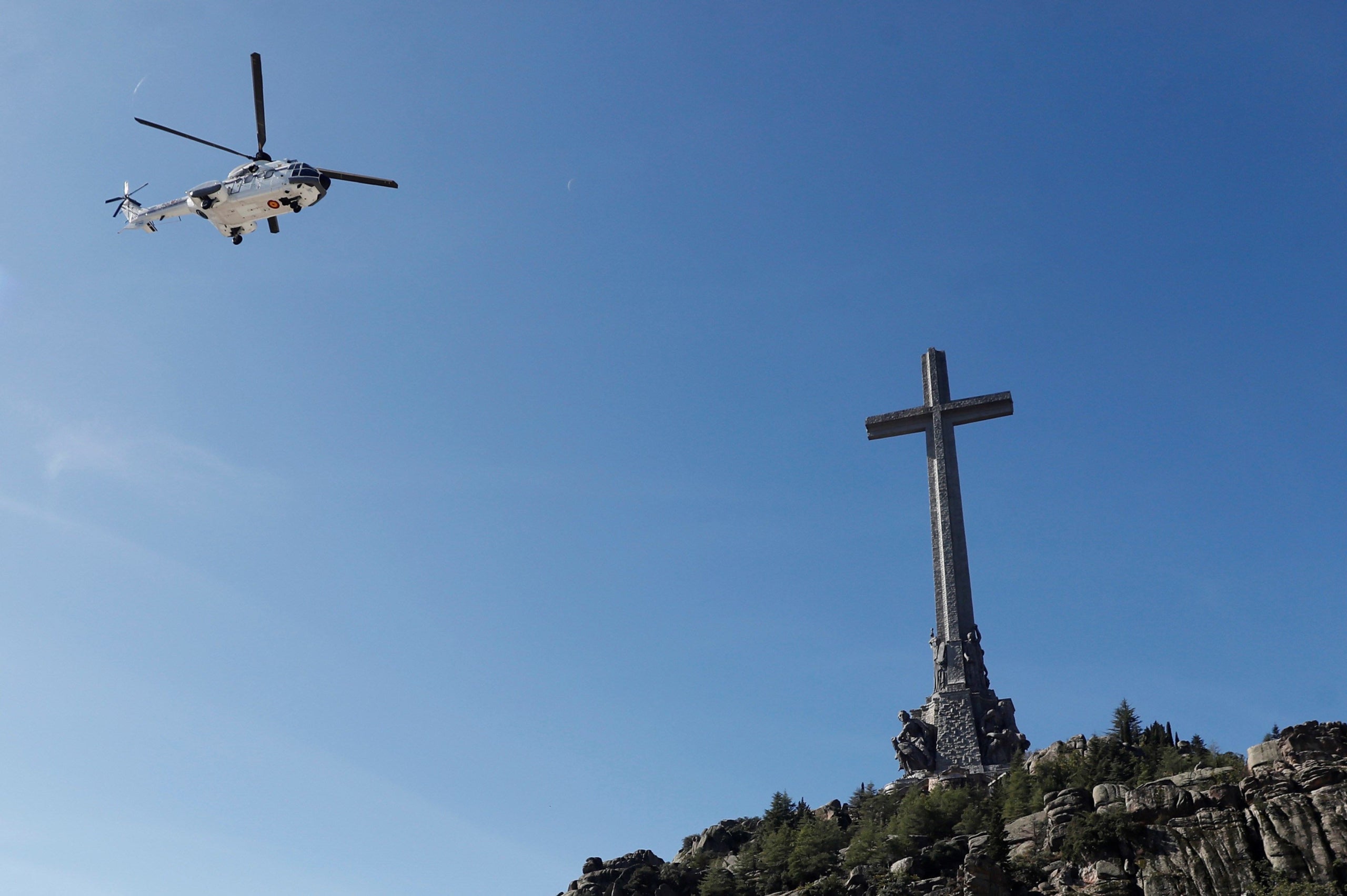 L'helicòpter sobrevola el Valle de los Caídos cap al cementiri de Mingorrubio el 24 d'octubre del 2019 | ACN (Pool EFE)