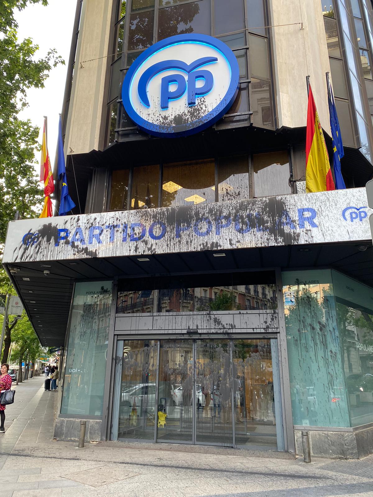Sede del PP a Madrid con la fachada manchada de pintura negra Fecha de publicación: lunes 24 de abril del 2023, 20:53 Localización: Madrid Autor: Cedida por PP