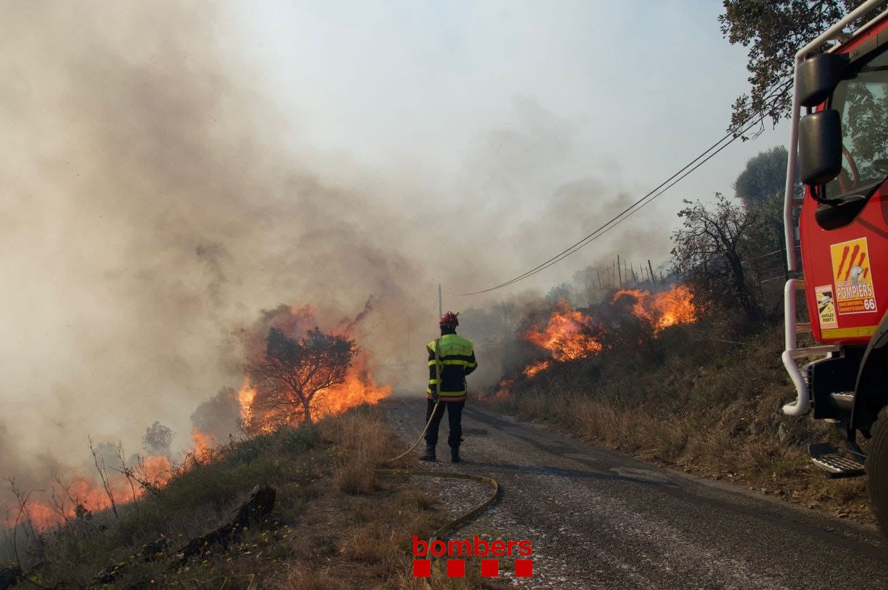 Imatge d'un bomber treballant a l'incendi que ha arribat a Portbou / Bombers