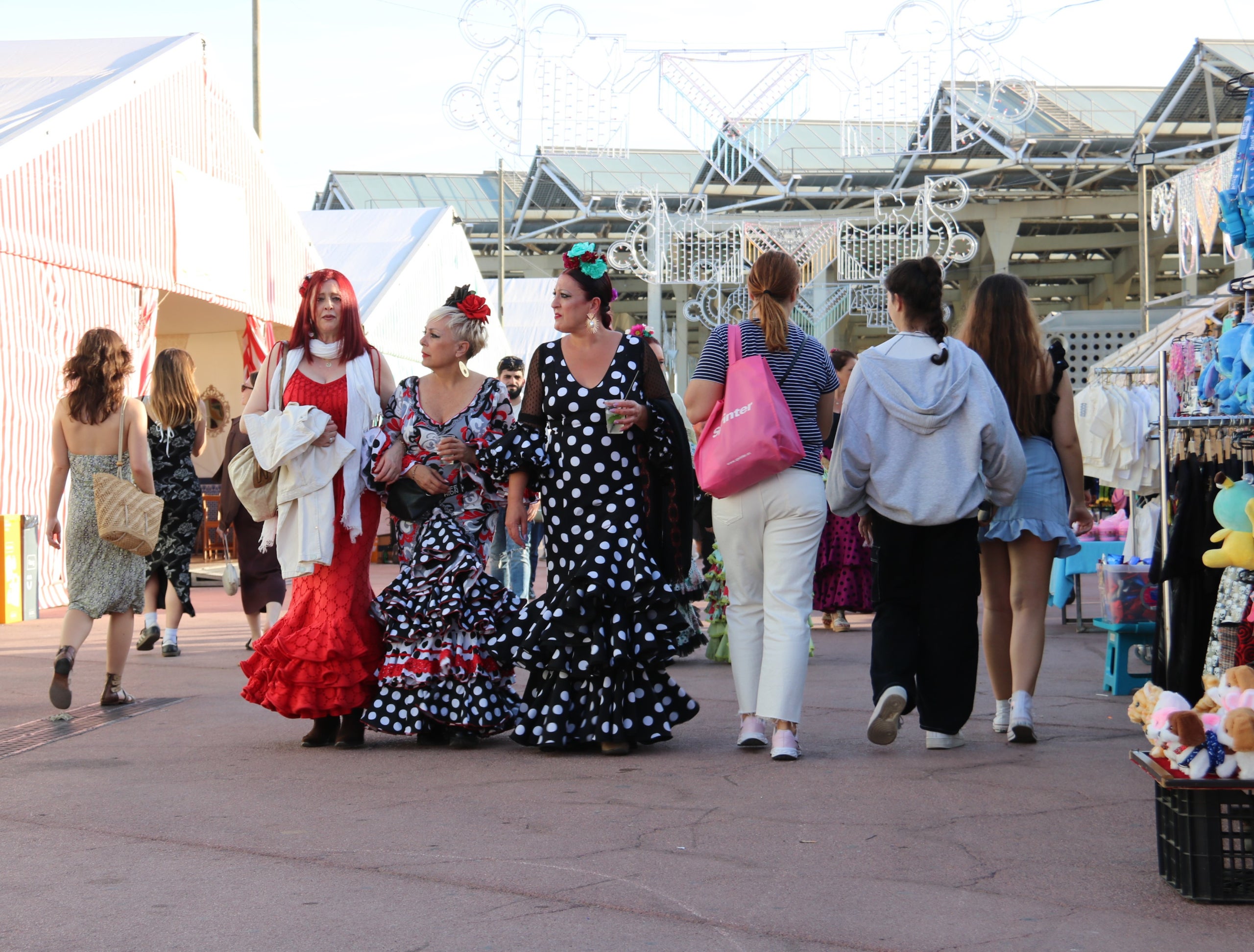 Diverses persones passejant per la Fira d'Abril de Barcelona en el primer dia de la seva obertura / ACN