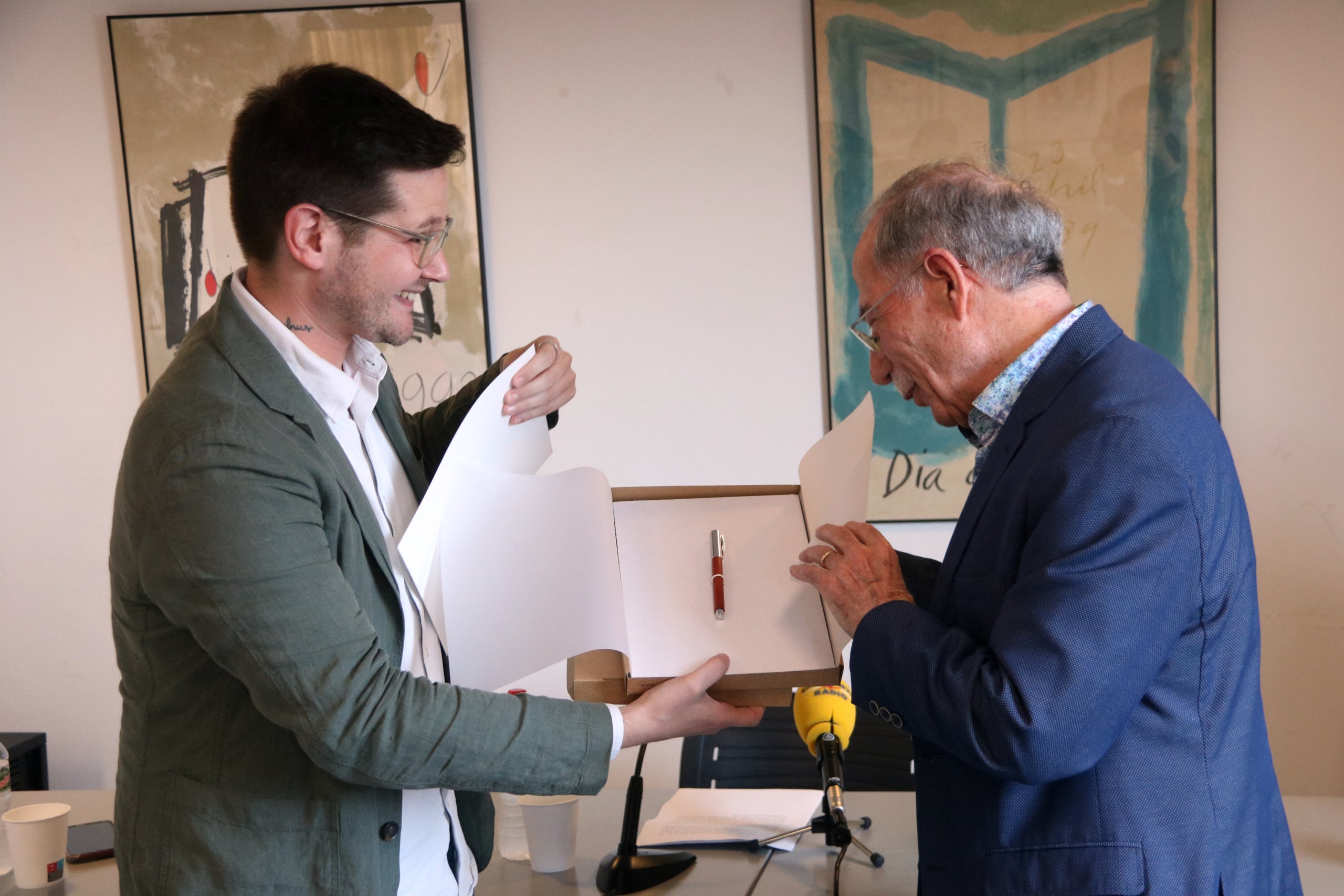 El poeta i narrador Antoni Vidal Ferrando rep la insígnia de l'AELC de la mà del president Sebastià Portell Data de publicació: dimarts 25 d’abril del 2023, 13:53 Localització: Barcelona Autor: Guillem Roset