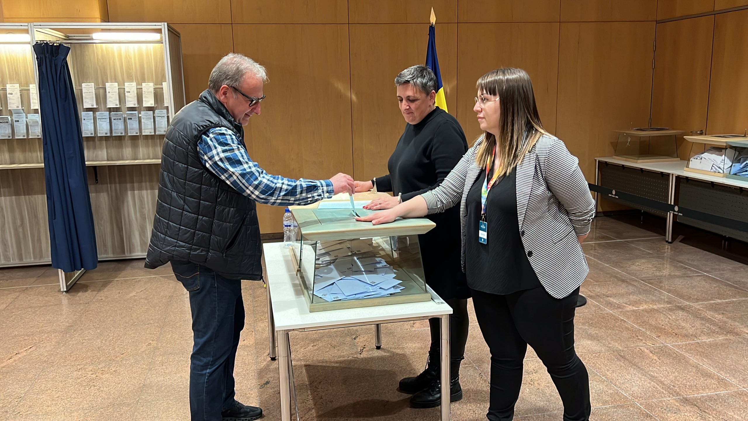 Una persona vota a les eleccions generals d'Andorra / ACN