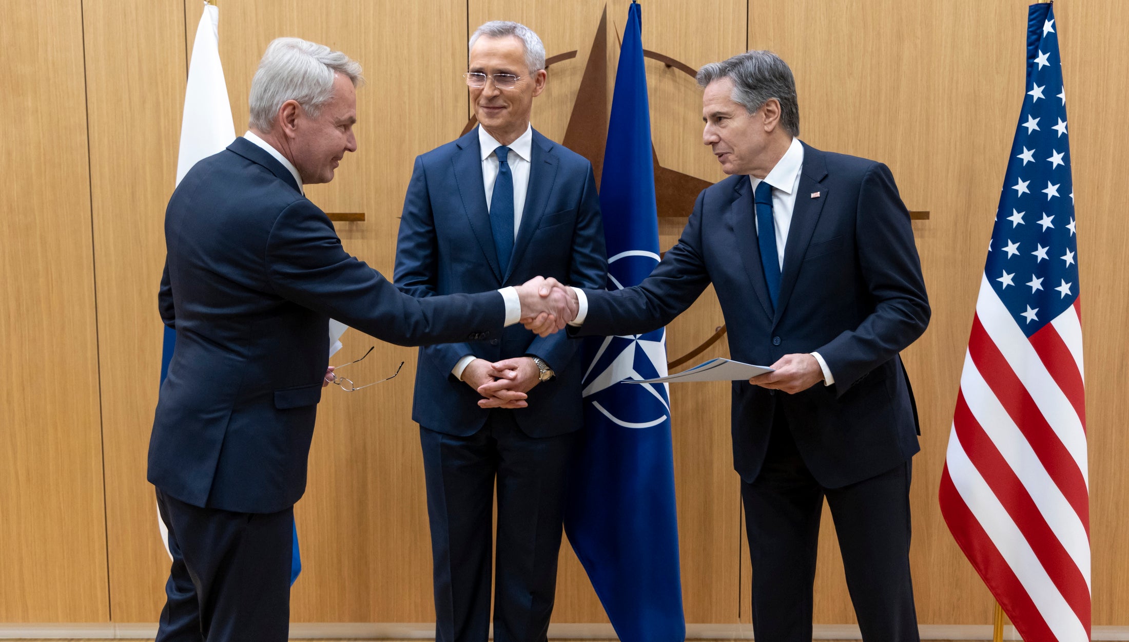 El ministre d'Exteriors de Finlàndia, Pekka Haavisto, entrega els documents que formalitzen l'entrada a l'OTAN al secretari d'estat dels Estats Units, Antony Blinken | ACN (OTAN)