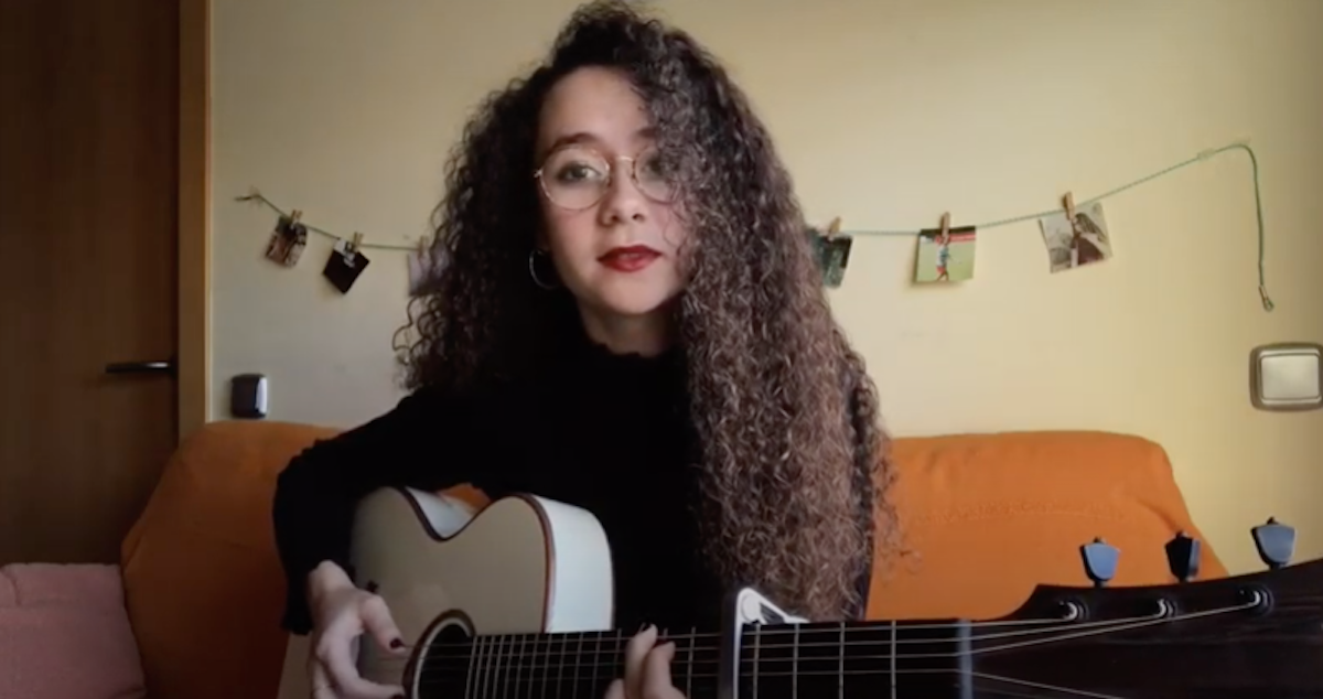 La catalana Júlia Moumen versiona cançons de moda i les tradueix al català | YouTube Júlia Moumen