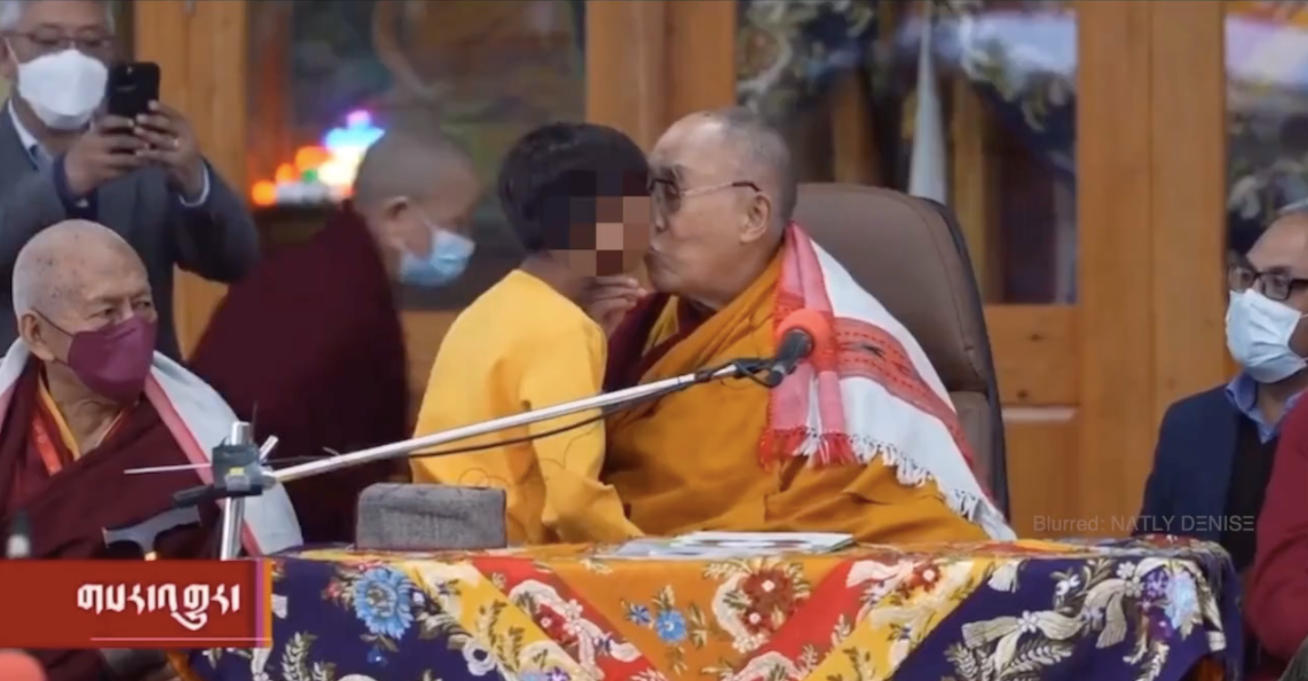 El dalai-lama li fa un petó als llavis a un menor i després li demana que 'li xucli' la llengua