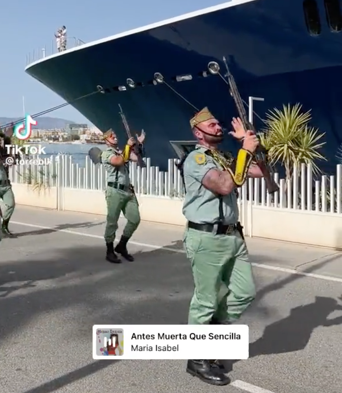 El fil de Twitter on els soldats de la Legión 'ballen' a ritme de hits clàssics / Twitter