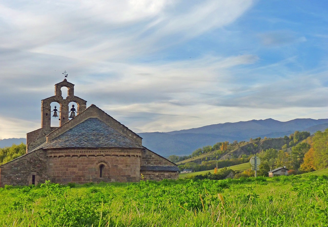 Paisatge de la Cerdanya amb una església romànica | Pixabay