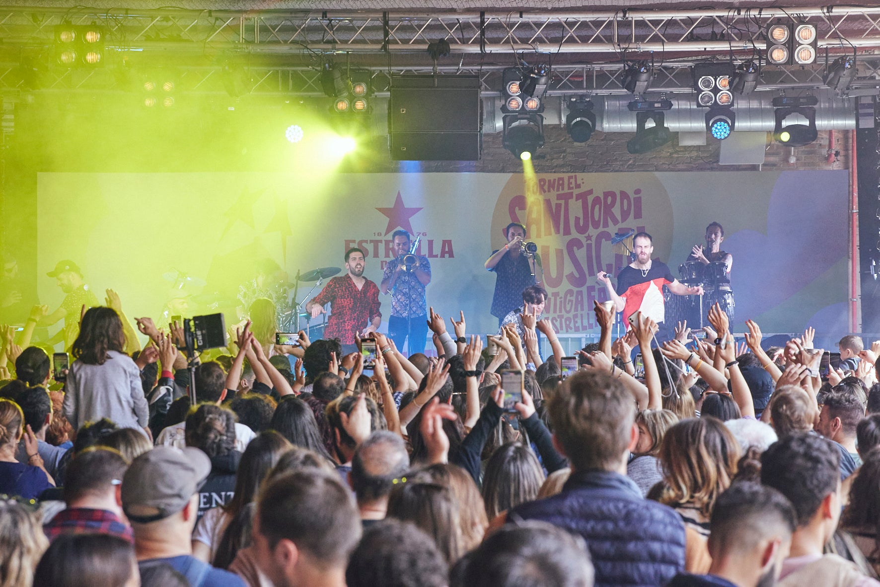 La Pegatina, actuant en el Sant Jordi Musical de Damm del 2022. Aquest any, hi signaran discos / Cedida