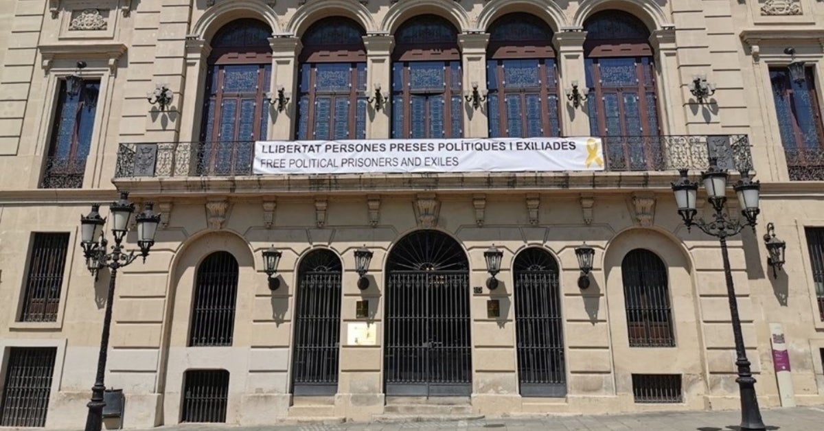 Façana de l'Ajuntament de Lleida amb la pancarta a favor dels presos i els exiliats / Europa Press