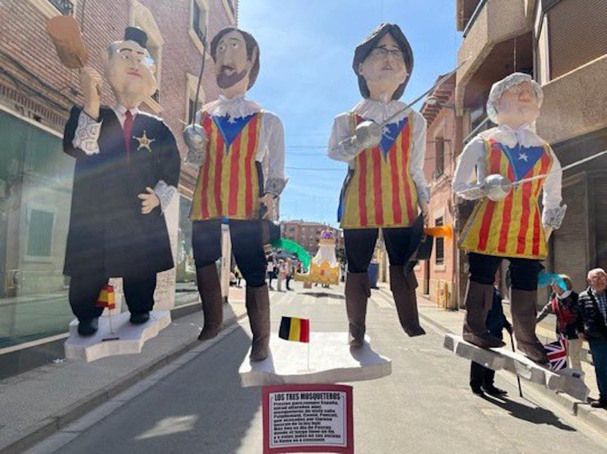 Els tres ninots de Puigdemont, Ponsatí i Comín penjats a La Rioja / Twitter