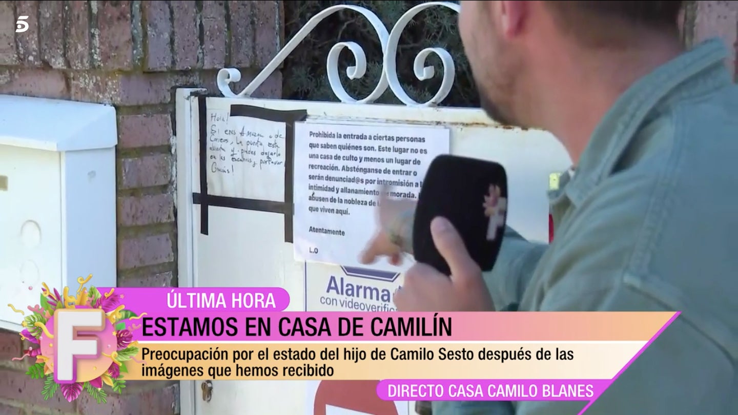 La madre de Camilo coloca un cartel en la puerta de casa - Telecinco