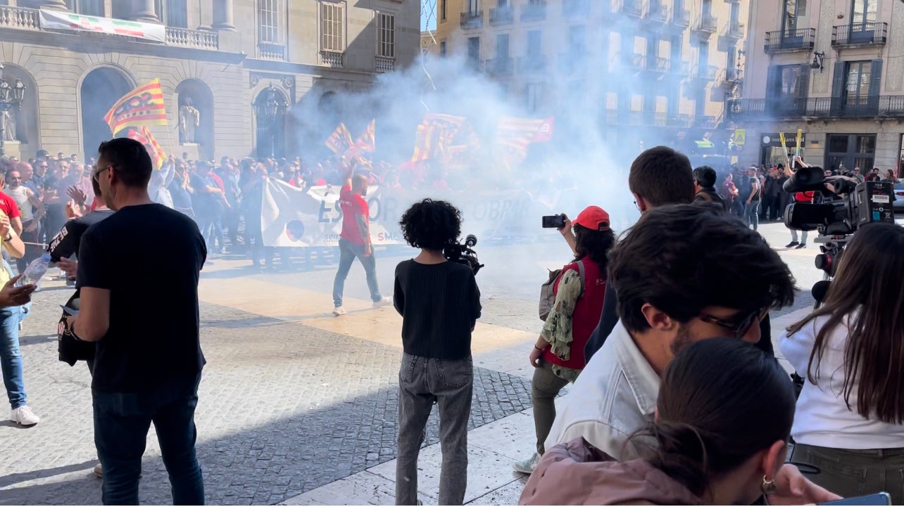 Protesta d'alguns dels sindicat dels Mossos d'Esquadra a la plaça Sant Jaume / Q.S. 