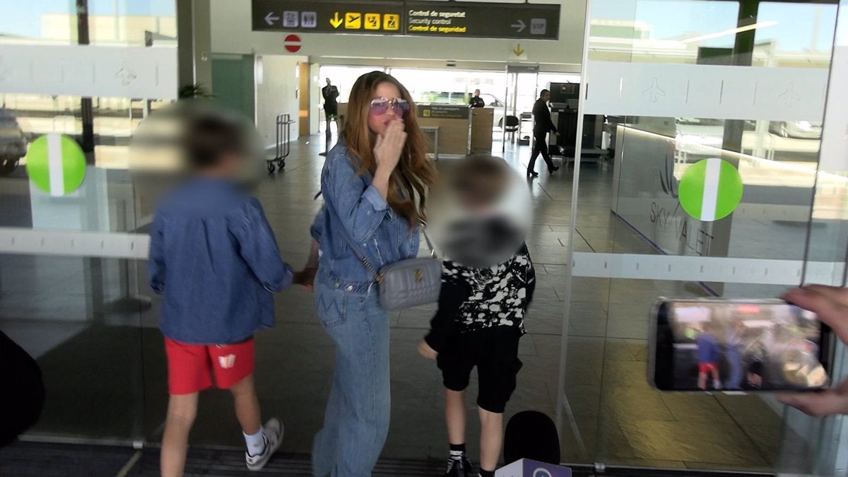 Shakira marxa de Barcelona en jet privat amb els fillls - Europa Press