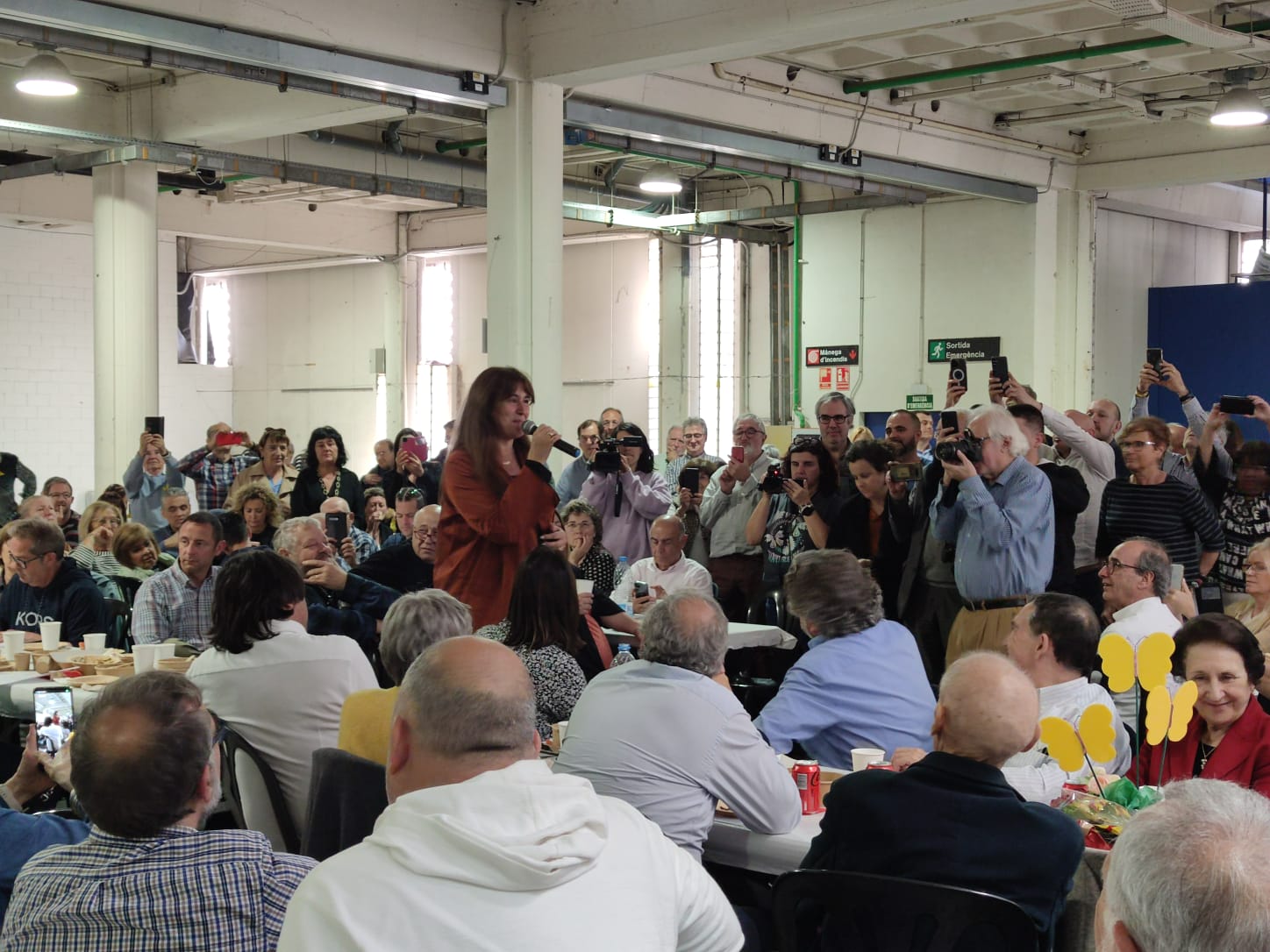 La presidenta de Junts, Laura Borràs, envoltada de simptatitzants a Manresa / V.P