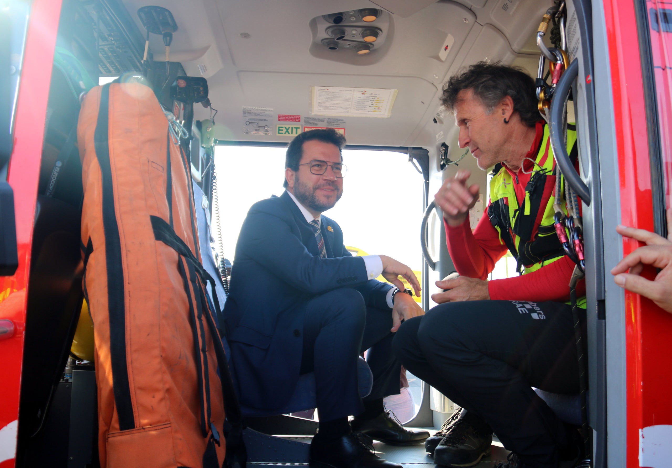 El president de la Generalitat, Pere Aragonès, dins d'un helicòpter dels Bombers | ACN (Pol Solà i Albert Segura)
