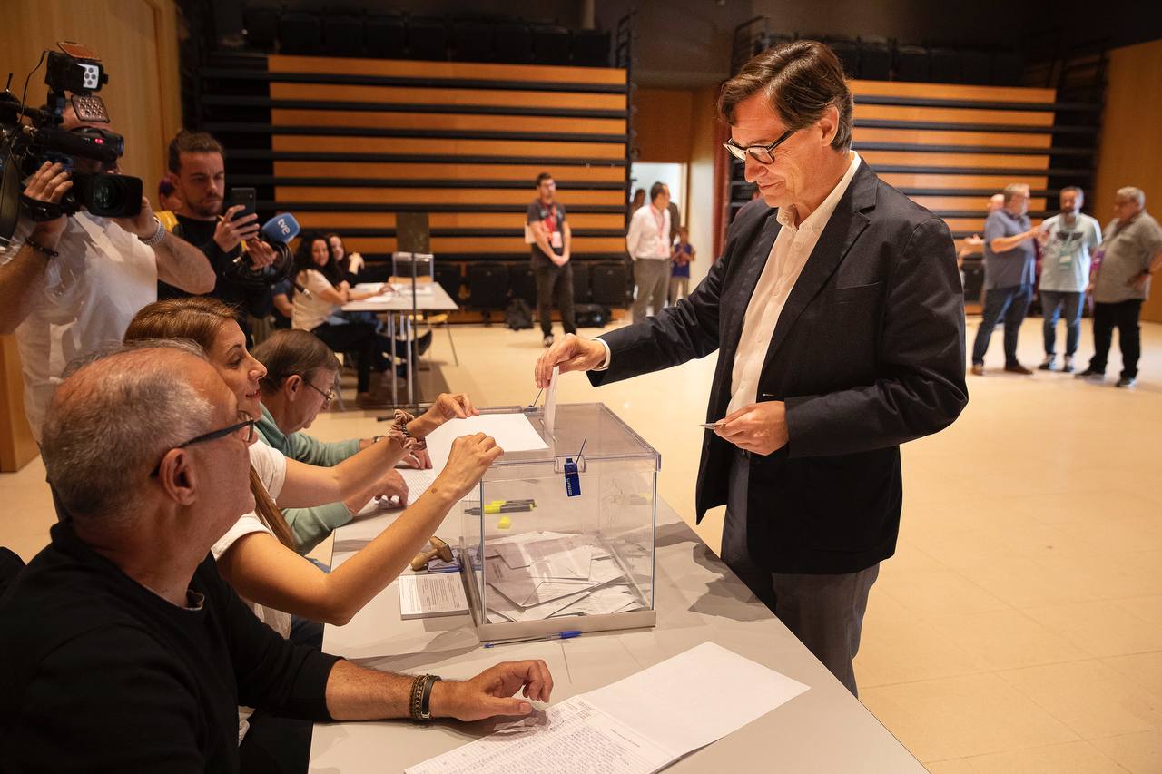 El cap de l'oposició a Catalunya i líder de l'oposició, Salvador Illa, durant la seva votació / ACN