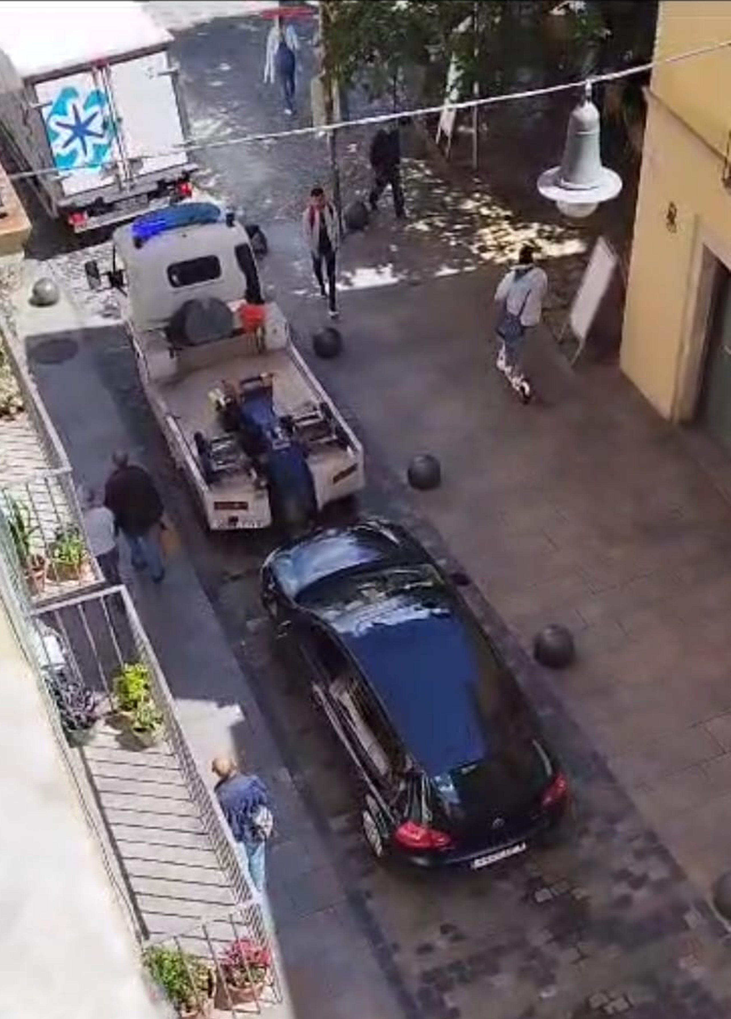 Instant en què la grua s'emporta el cotxe que s'ha escapat de la policia | Cedit a l'ACN