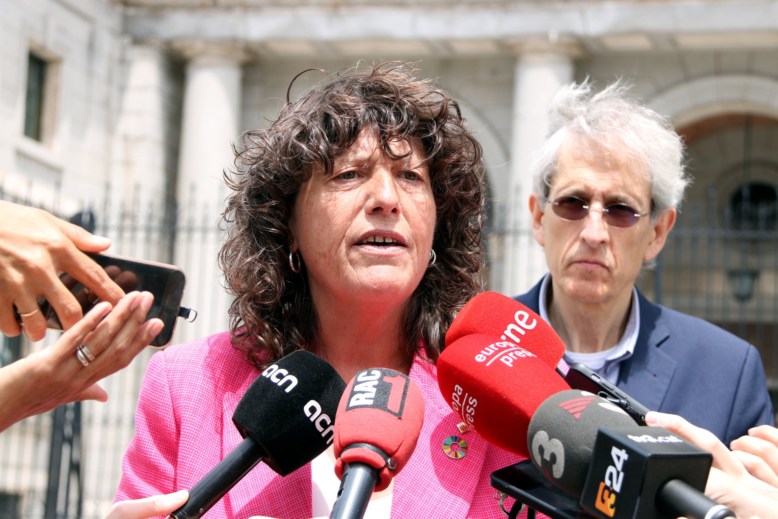 La consejera de Acción Climática, Teresa Jordà, en una atención a los medios ante el Ministerio de Transición Ecológica | ACN (Roger Pi de Cabañas)