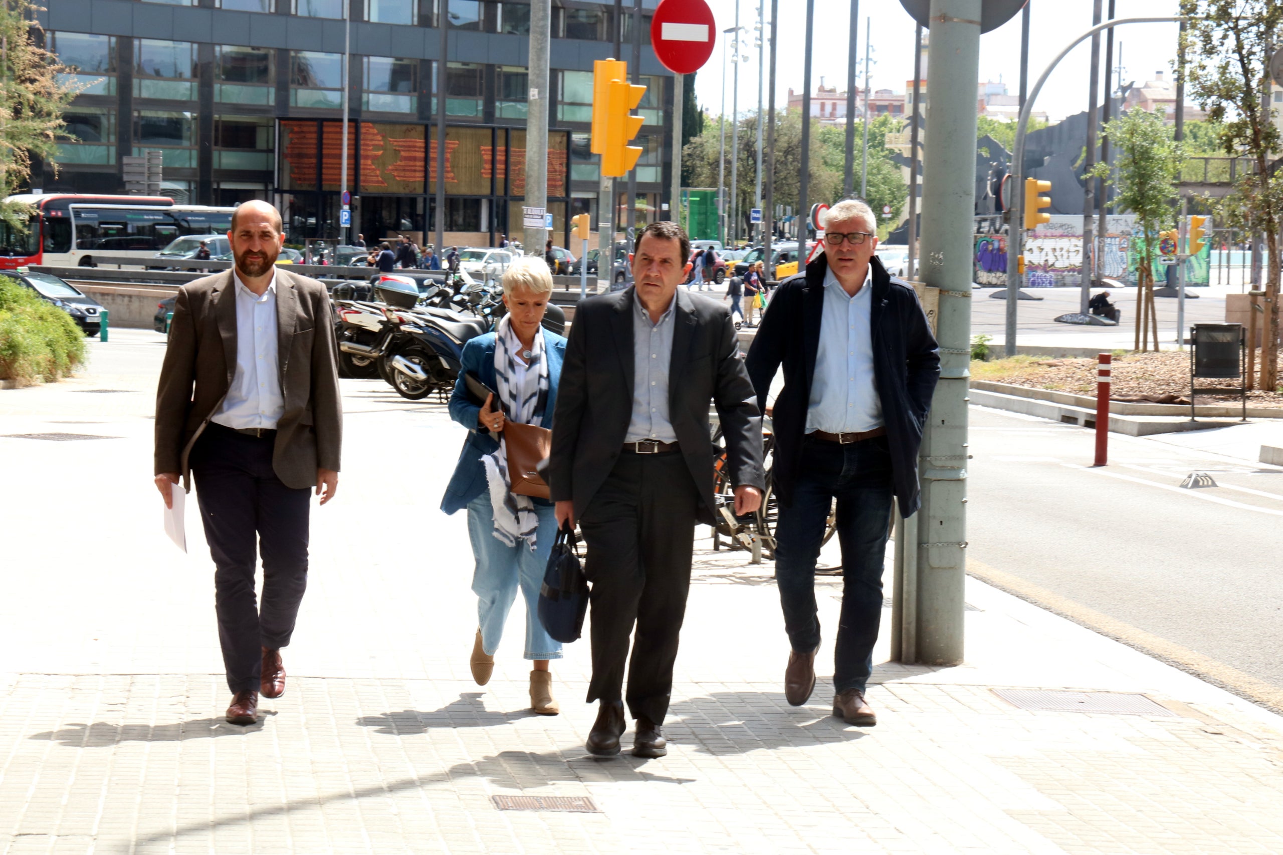 La directora de Rodalies, Mayte Castillo; el director de Comunicació de Renfe a Catalunya, Antonio Carmona, i els responsables d'Adif, arribant a la reunió amb els responsables de Territori | ACN (Lluís Sibils)