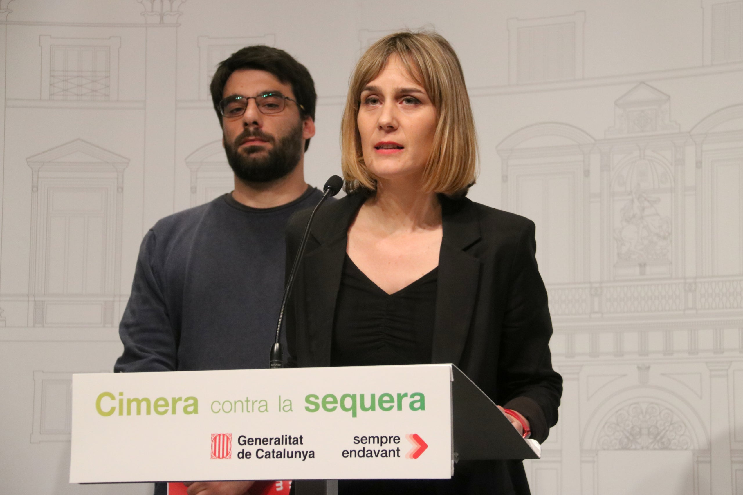 La líder d'En Comú Podem al Parlament, Jéssica Albiach, amb el diputat Lucas Ferro, després de la cimera contra la sequera  Data de publicació: divendres 31 de març del 2023, 21:17  Localització: Barcelona   Autor: Sílvia Jardí